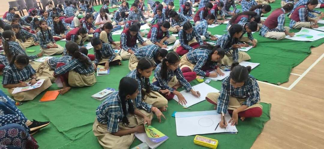 सेवा संकल्प अभियान के अंतर्गत चित्रकला एवं भाषण प्रतियोगिता आयोजित
विकसित भारत 2047 की संकल्पना पर विद्यार्थियों ने उकेरे सपने, दिए प्रभावी भाषण
सेवा संकल्प अभियान के अंतर्गत सांदीपनि शा मॉडल उ.मा.वि. आगर में विद्यार्थियों के लिए चित्रकला एवं भाषण प्रतियोगिता का आयोजन किया गया। प्रतियोगिता का मुख्य विषय “विकसित भारत 2047” रखा गया, जिसमें विद्यार्थियों ने अपनी कल्पनाशीलता, रचनात्मकता एवं विचारों के माध्यम से विकसित भारत की परिकल्पना को चित्रों एवं भाषणों के माध्यम से प्रस्तुत किया।
कार्यक्रम के दौरान विद्यार्थियों द्वारा तैयार किए गए चित्रों की विशेष प्रदर्शनी भी लगाई गई। प्रदर्शनी में विद्यार्थियों ने विकसित भारत की संकल्पना के अंतर्गत शिक्षा, विज्ञान एवं तकनीक, स्वच्छता, पर्यावरण संरक्षण, आत्मनिर्भरता, महिला सशक्तिकरण एवं राष्ट्र निर्माण जैसे विषयों को रचनात्मक रूप से प्रस्तुत किया।
कार्यक्रम के मुख्य अतिथि श्री मयंक राजपूत रहे। वहीं विशेष अतिथि अध्यक्ष जनपद पंचायत बड़ौद श्री राधेय ठाकुर, शाला प्रबंधन समिति अध्यक्ष श्री दिनेश विश्वकर्मा एवं विकासखंड शिक्षा अधिकारी बड़ौद श्री मंगलेश सोनी उपस्थित रहे।
अतिथियों ने विद्यार्थियों की प्रस्तुतियों का अवलोकन करते हुए उनके उत्साह एवं रचनात्मक प्रतिभा की सराहना की तथा विकसित भारत 2047 के निर्माण में विद्यार्थियों की भूमिका पर प्रकाश डाला।
चित्रकला प्रतियोगिता में अलिशा खान, संस्कृति राजोरिया एवं सोनम गोस्वामी का चयन किया गया। वहीं भाषण प्रतियोगिता में रितिका, प्रज्ञा विश्वकर्मा एवं बुलबुल चौहान चयनित रहीं।
कार्यक्रम का संचालन श्री कृष्ण कुमार शर्मा द्वारा किया गया। उन्होंने प्रतियोगिता के उद्देश्य एवं विकसित भारत 2047 की संकल्पना पर प्रकाश डालते हुए विद्यार्थियों को राष्ट्र निर्माण के लिए सकारात्मक सोच एवं संकल्प के साथ आगे बढ़ने का संदेश दिया।
कार्यक्रम के अंत में संस्था प्राचार्य श्री संजीव उपाध्याय ने सभी अतिथियों, शिक्षकों, निर्णायकों एवं विद्यार्थियों का आभार व्यक्त किया।
इस अवसर पर विद्यालय के प्रधानाध्यापक श्री दिलीप उपाध्याय एवं अन्य स्टाफ सदस्य उपस्थित रहे। कार्यक्रम ने विद्यार्थियों में रचनात्मक अभिव्यक्ति, आत्मविश्वास तथा विकसित भारत के प्रति संकल्प की भावना को सशक्त किया।
“आज के विद्यार्थियों के सपने और संकल्प ही 2047 के विकसित भारत की मजबूत नींव हैं।”
CM Madhya Pradesh
Jansampark Madhya Pradesh
Department of School Education, Madhya Pradesh
#सेवा_संकल्प_अभियान #SevaSankalpAbhiyan