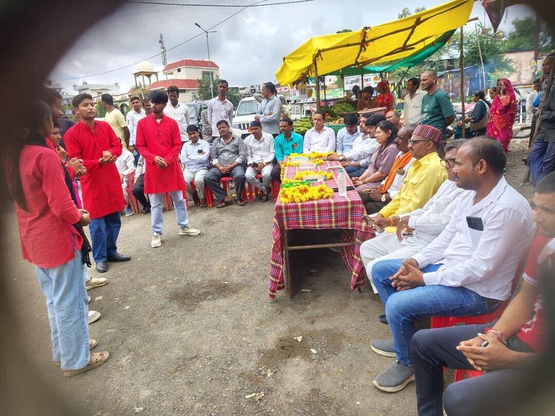नमो सेवा अभियान’ अनकही कहानियां के तहत तनोडिया एवं पिपलोनकलां में नुक्कड़ नाटक आयोजित
प्रधानमंत्री श्री नरेंद्र मोदी जी के जन सेवा के 25 वर्षों पर आधारित नुक्कड़ नाटक की हुई प्रस्तुति
प्रधानमंत्री श्री नरेन्द्र मोदी के जन्मोत्सव पखवाड़े के अवसर पर ‘सेवा संकल्प अभियान’ एवं ‘नमो सेवा अभियान’के तहत शनिवार को जनपद पंचायत आगर के ग्राम तनोडिया एवं पिपलोन कलां में नुक्कड़ नाटक का आयोजित किए गए।
उज्जैन के श्लोक सामाजिक एवं सांस्कृतिक संस्थान की टीम द्वारा श्री विकास चौहान के नेतृत्व में नुक्कड़ नाटक के माध्यम से केन्द्र एवं राज्य शासन की जनकल्याणकारी योजनाओं, स्वच्छता, सेवा भाव एवं जनभागीदारी का संदेश दिया गया। नुक्कड़ नाटक के कलाकारों ने प्रधानमंत्री श्री नरेंद्र मोदी जी के जन सेवा के 25 वर्षों में देश में आए बदलाव और प्रधानमंत्री जी के जीवन से जुड़े हुए विभिन्न पहलुओं पर पहलूओं पर विभिन्न प्रस्तुतियां दी। जिसे उपस्थित ग्रामीण जनों ने करतल ध्वनि से सराहा।
इस अवसर पर नोडल अधिकारी सहायक संचालक जनसंपर्क श्री जगदीश चंद्र मालवीय, जनपद आगर की सीईओ सुश्री अंजली बडोले,
नमो सेवा अनकही कहानी के जिला समन्वयक डॉ राहुल जैन श्री महेश शर्मा श्री भेरूलाल सूर्यवंशी,श्री मुकेश परमार महेश कुमार मितल प्रहलाद सिंह चौहान, पूर्व सरपंच महिपाल सिंह राठौर, पंकज मित्तल, सतपाल सिंह चुंडावत, गिरीश परमार, बलराम सिंह राठौर, दिलीप सिंह झाला,कमल शर्मा, अशोक मालवीय,लेखराज सिंह चौहान, हरिओम सिंह राठौर,डॉ बाबुलाल प्रजापत भी उपस्थित थे।
#नमो_सेवा_अभियान
#agarmalwa
#आगरमालवा
CM Madhya Pradesh
Jansampark Madhya Pradesh
Department of Culture, Madhya Pradesh
.