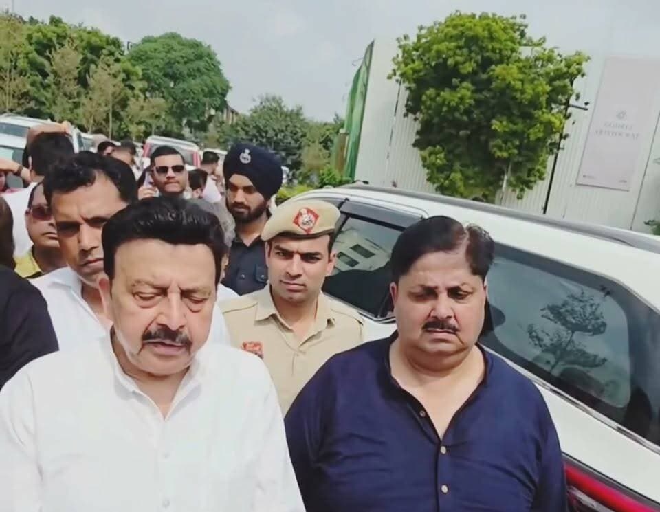 लाइसेंस कॉलोनी में तोड़फोड़ कोर्ट के आदेश से हो रही है, इसमें सरकार का कोई रोल नहीं।” — राव नरबीर सिंह, कैबिनेट मंत्री, हरियाणा मंत्री के बयान पर बड़ा सवाल— लाइसेंस कॉलोनियों में चल रही कार्रवाई से जुड़े मामलों में हरियाणा के मुख्य सचिव भी हाई कोर्ट और सुप्रीम कोर्ट में पक्षकार हैं। वहीं, अदालतें समय-समय पर कार्रवाई और उससे जुड़े मामलों की समीक्षा भी कर रही हैं। DTPE की कार्रवाई लगातार जारी। #DTPE #RaoNarbeer #AmitMadholia #Gurugram #Gurgaon