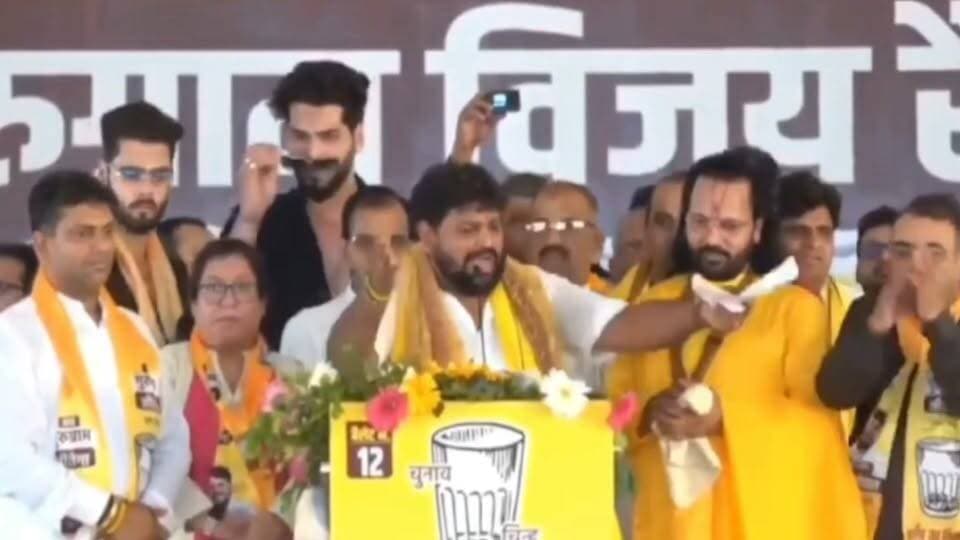 गुरुग्राम में क्या इन समस्याओं पर अभी तक किया गया कोई समाधान ?
क्या गुरुग्राम की जनता को अभी तक सरकारी अस्पताल, बस स्टैंड और आटो मार्केट मिली?
क्या गुरुग्राम में अभी तक कूड़े का समाधान हुआ ?