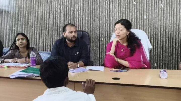 📢 काको अंचल में शनिवारीय जनता दरबार—जिला पदाधिकारी ने सुनीं आमजनों की समस्याएं
🏛️ जिला पदाधिकारी, जहानाबाद श्रीमती छिरिङ वाई भूटिया की अध्यक्षता में काको अंचल में आयोजित शनिवारीय जनता दरबार में आमजनों की राजस्व एवं भूमि विवाद से संबंधित समस्याओं एवं शिकायतों की सुनवाई की गई।
📌 जनता दरबार में कुल 34 राजस्व मामले प्राप्त हुए, जिनमें दाखिल-खारिज, परिमार्जन, लगान संबंधी त्रुटि, भूमि विवाद एवं अतिक्रमण से जुड़े मामले शामिल रहे। इनमें 06 द्विपक्षीय मामलों की सुनवाई जिला पदाधिकारी द्वारा की गई।
⚖️ द्विपक्षीय मामलों में बालमुकुंद शाह, कांति देवी, बिरेंद्र कुमार (ग्राम सिकरिया, पोस्ट बरामा), कमिंदर राम, राहुल कुमार (ग्राम बढ़ौना) एवं नरेश शर्मा (ग्राम अशिया) के मामलों की सुनवाई की गई।
➡️ सुनवाई के क्रम में संबंधित मामलों में स्थल जांच एवं मापी कर प्रतिवेदन समर्पित करने, दोनों पक्षों को नोटिस निर्गत कर सुनवाई सुनिश्चित करने, राजस्व अभिलेखों को अद्यतन करने तथा अतिक्रमण से जुड़े मामलों में पुलिस बल की उपलब्धता सुनिश्चित कर नियमानुसार कार्रवाई करने के निर्देश दिए गए।
⏱️ जिला पदाधिकारी ने जनता दरबार में प्राप्त शेष मामलों की भी अभिलेखों एवं तथ्यों के आधार पर जांच करते हुए नियमानुसार एवं समयबद्ध कार्रवाई सुनिश्चित करने का निर्देश दिया।
🤝 जनसुनवाई से समाधान की ओर—आमजनों की समस्याओं के त्वरित, पारदर्शी एवं नियमानुकूल निष्पादन के लिए जिला प्रशासन प्रतिबद्ध।
#शनिवारीय_जनता_दरबार #काको #जहानाबाद #भूमि_विवाद #विकसितभारत_समृद्धबिहार_आदर्शजहानाबाद