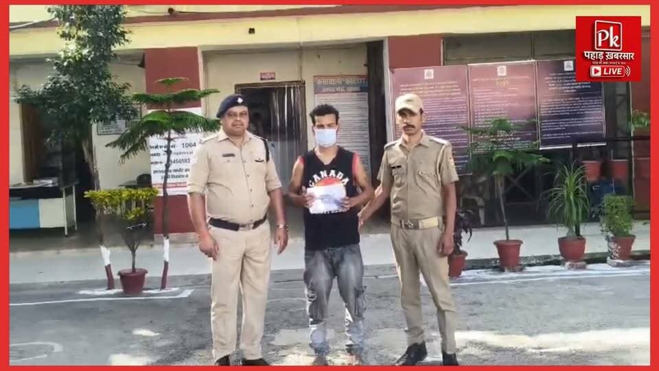 #तमंचा दिखाकर धमकाने वाला 'गपलू' गिरफ्तार!
कोटद्वार में भतीजे पर तमंचा तानकर जान से मारने की धमकी देने के मामले में पुलिस ने त्वरित कार्रवाई करते हुए आरोपी सुमित बिष्ट उर्फ गपलू को मालन पुल के पास से गिरफ्तार कर लिया।
#तलाशी के दौरान आरोपी के कब्जे से अवैध तमंचा और 2 जिंदा कारतूस बरामद हुए। मामले में कोतवाली कोटद्वार में BNS की संबंधित धाराओं व 3/25 आर्म्स एक्ट के तहत मुकदमा दर्ज किया गया है।
पुलिस की त्वरित कार्रवाई से आपराधिक तत्वों में हड़कंप।
#Kotdwar #PauriPolice #PoliceAction #ArmsAct #CrimeNews #Uttarakhand