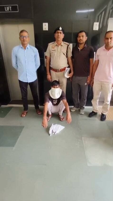 एंटी नारकोटिक्स सैल भिवानी की टीम ने तोशाम से एक आरोपी को मादक पदार्थ हेरोइन के साथ किया गिरफ्तार
*पुलिस टीम ने आरोपी के कब्जे से 17.59 ग्राम मादक पदार्थ हेरोइन किया बरामद।*
*आरोपी को न्यायालय में पेश कर एक दिन के पुलिस रिमांड पर लिया गया।*
पुलिस अधीक्षक भिवानी श्री मयंक मिश्रा, आईपीएस द्वारा जिला पुलिस को जिले में मादक पदार्थों की बिक्री एवं सप्लाई में संलिप्त आरोपियों को गिरफ्तार कर उनके विरुद्ध प्रभावी कानूनी कार्रवाई करने तथा नशे के नेटवर्क पर अंकुश लगाने के निर्देश दिए गए हैं। इन्हीं निर्देशों के तहत कार्रवाई करते हुए एंटी नारकोटिक्स सैल भिवानी की टीम ने एक आरोपी को मादक पदार्थ हेरोइन सहित गिरफ्तार करने में सफलता हासिल की है।
दिनांक 18.09.2026 को एंटी नारकोटिक्स सैल भिवानी के इंचार्ज उपनिरीक्षक रमेश कुमार अपनी टीम के साथ हांसी चुंगी, तोशाम में गश्त एवं पड़ताल ड्यूटी पर मौजूद थे। इसी दौरान पुलिस टीम को विश्वसनीय सूत्रों से सूचना प्राप्त हुई कि एक व्यक्ति तोशाम-भिवानी बाईपास स्थित पेट्रोल पंप के पास मादक पदार्थ लेकर खड़ा है तथा उसे बेचने के लिए आया हुआ है।
सूचना की गंभीरता को देखते हुए पुलिस टीम द्वारा बताए गए स्थान पर पहुंचकर नियमानुसार कार्रवाई करते हुए एक व्यक्ति को काबू किया गया। पूछताछ एवं नियमानुसार तलाशी के दौरान आरोपी के कब्जे से 17.59 ग्राम मादक पदार्थ हेरोइन बरामद हुई।
*गिरफ्तार आरोपी की पहचान विक्रम पुत्र कृष्ण, निवासी राजीव नगर, तोशाम के रूप में हुई है।*
पुलिस टीम द्वारा बरामद मादक पदार्थ को कब्जे में लेकर आरोपी के विरुद्ध एनडीपीएस एक्ट के तहत थाना तोशाम में अभियोग दर्ज कर आगामी कानूनी कार्रवाई अमल में लाई गई। आरोपी विक्रम को आज माननीय न्यायालय में पेश किया गया, जहां से उसे एक दिन के पुलिस रिमांड पर लिया गया है।
रिमांड अवधि के दौरान आरोपी से मादक पदार्थ की खरीद-फरोख्त एवं सप्लाई से जुड़े अन्य व्यक्तियों के संबंध में गहनता से पूछताछ की जाएगी।
पुलिस प्रवक्ता, भिवानी।।