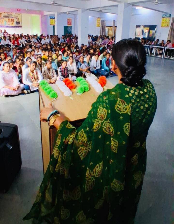 छात्राओं को किसी भी प्रकार से डरने की आवश्यकता नहीं है: मीना परमार
राज्य महिला आयोग की उपाध्यक्ष मीना परमार ने किया पीएम श्री राजकीय कन्या वरिष्ठ माध्यमिक विद्यालय और ठाकुर शंभू सिंह राजकीय कन्या महाविद्यालय का निरीक्षण किया
बवानीखेड़ा, 19 सितम्बर। राज्य महिला आयोग की उपाध्यक्ष मीना परमार ने कस्बा बवानीखेड़ा स्थित शनिवार को पीएम श्री राजकीय कन्या वरिष्ठ माध्यमिक विद्यालय और ठाकुर शंभू सिंह राजकीय कन्या महाविद्यालय का निरीक्षण किया। उन्होंने दोनों शिक्षण संस्थानों में कक्षाओं में जाकर छात्राओं से बात की और उनको कड़ी मेहनत कर उच्च मुकाम हासिल करने के लिए प्रेरित किया। उन्होंने कहा कि छात्राओं को किसी भी प्रकार से डरने या घबराने की आवश्यकता नहीं है। राज्य महिला आयोग हमेशा उनके साथ खड़ा है। इस दौरान उन्होंने शौचालयों की स्वच्छता व परिसर में सफाई व्यवस्था देखी, जो कि सही मिली। इस पर उन्होंने स्कूल व कॉलेज मुखियाओं के कुशल प्रबंधन की सराहना की। स्कूल प्राचार्या आनंद शर्मा और कॉलेज प्राचार्य प्रवीण कुमार मीना परमार का बुक्के भेंट कर स्वागत किया।
छात्राओं को अपना संदेश देते हुए महिला आयोग की उपाध्यक्ष मीना परमार ने कहा कि प्रधानमंत्री श्री नरेंद्र मोदी के सार्वजनिक जनसेवा के 25 वर्ष पूरा होने के उपलक्ष्य में 17 सितंबर से 17 अक्टूबर तक सेवा संकल्प अभियान चलाया जा रहा है। उन्होंने छात्राओं से इस अभियान में अपने शिक्षण संस्थान के साथ-साथ आसपास परिवेश में स्वच्छता अभियान चलाने व पौधारोपण करने का आह्वान किया। उन्होंने कहा कि हमें समाज व राष्ट्र सेवा के प्रति समर्पित रहना चाहिए। देश की उन्नति युवा वर्ग का विशेष योगदान होता है।
उन्होंने कहा कि प्रधानमंत्री श्री नरेन्द्र मोदी ने पानीपत से बेटी बचाओ बेटी पढ़ाओ की शुरुआत कर महिला अधिकारों को बढ़ावा दिया है। श्री मोदी के नेतृत्व में केन्द्र सरकार व राज्य में मुख्यमंत्री श्री नायब सिंह सैनी के नेतृत्व में हरियाणा सरकार बेटियों व महिलाओं को आत्मनिर्भर बनाने पर काम कर रही है। पंचायती राज व्यवस्था में महिलाओं को 50 प्रतिशत आरक्षण देकर उनकी प्रतिष्ठा को बढ़ावा दिया है। महिलाओं को स्वावलंबी बनाने के लिए दीन दयाल लाडो लक्ष्मी योजना, सुकन्या समृद्धि योजना, लखपति दीदी, आपकी बेटी हमारी बेटी, लाडली सामाजिक सुरक्षा भत्ता, हरियाणा मातृ शक्ति उद्यमिता योजना, मुख्यमंत्री महिला निर्माण श्रमिक सम्मान योजना, कन्यादान योजना, वाहन चालक प्रशिक्षण व ड्रोन दीदी आदि कल्याणकारी लागू की हैं, जिनका सीधा लाभ महिलाओं को मिल रहा है।
उन्होंने छात्राओं से आह्वान करते हुए कहा कि वे निडरता के साथ अपनी पढ़ाई करें। किसी भी प्रकार से शोषण या उत्पीडऩ पर डॉयल 112 पर सूचना दें। छात्राएं राज्य महिला आयोग में भी अपनी शिकायत दे सकती हैं, आयोग शिकायतों पर तुरंत संज्ञान लेता है।
इस अवसर पर बीईओ सतेंद्र सिंह, जगन्नाथ महता, बलवान तंवर, विनीत तंवर, अशोक परमार, संजय वर्मा, बनवारी लाल व पवन महता सहित अनेक गणमान्य नागरिक व स्टाफ सदस्य मौजूद रहे।