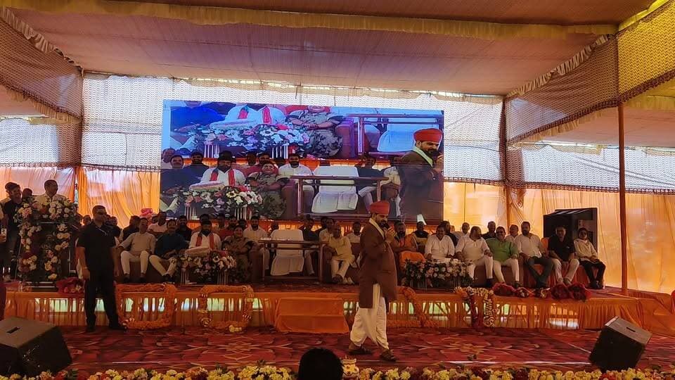 Bahraich:- पूर्व सांसद बृजभूषण शरण सिंह के कार्यक्रम में पहुँचा नशेड़ी अधेड़,, नेता जी ने निकलवाया कहा ऐसे नशेड़ी सिर्फ पीने के लिए जीते है,, Brij Bhushan Sharan Singh