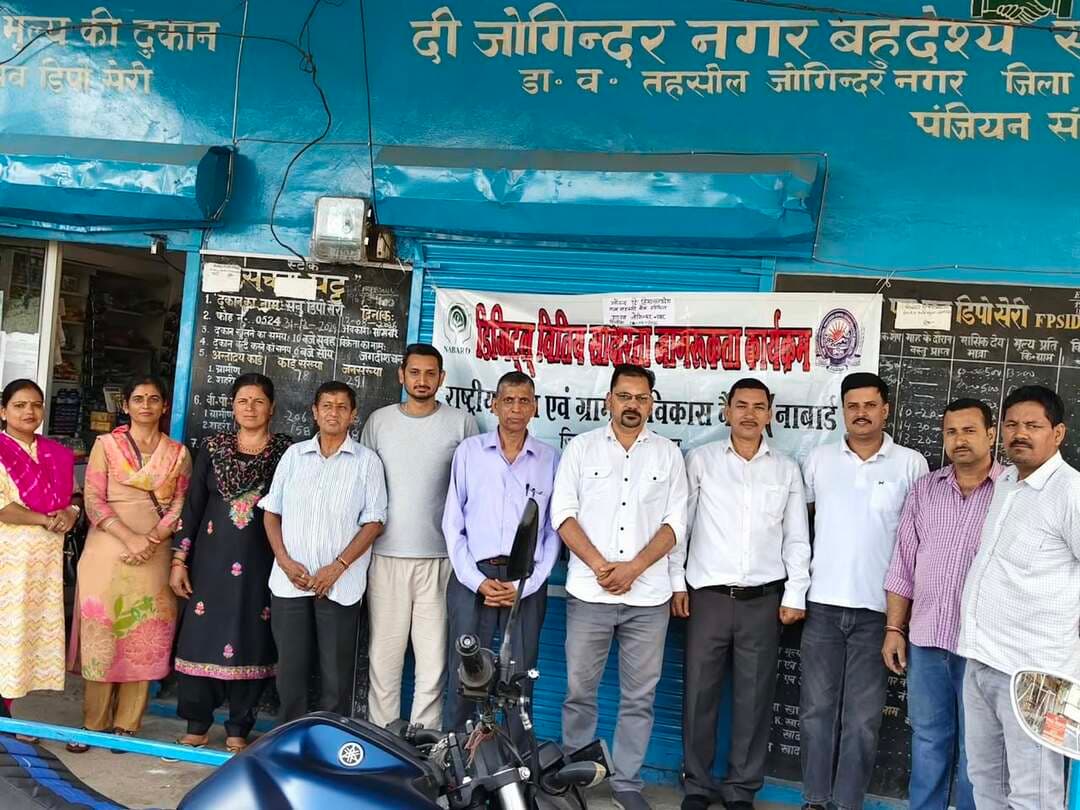 हि.प्र राज्य सहकारी बैंक शाखा ने आयोजित किया एक दिवसीय वितीय साक्षरता शिविर
जोगिंद्रनगर/शिव कुमार।
दी हि.प्र राज्य सहकारी बैंक शाखा जोगिंद्रनगर द्वारा एक दिवसीय वितीय साक्षरता शिविर का आयोजन प्रबंधक प्यार चंद ठाकुर की अध्यक्षता में वार्ड नंबर-5 सेरी में आयोजित किया गया। प्यार चंद ठाकुर ने शिविर में नाबार्ड की सहायता से चलाई जा रही विभिन्न कृषि ऋण योजनाओं के बारे में विस्तार से बताया। इसके अलावा विभिन्न सामाजिक सुरक्षा बीमा योजनाओं,आनलाईन फ्रोड,महिलाओं के लिए चलाई जा रही विशेष महिला सशक्तिकरण ऋण योजना व 1 से 18 साल के बच्चों के लिए चलाई जा रही सपनों का संचय योजना के बारे में जानकारी दी। शिविर में लगभग 45 लोगों ने भाग लिया।