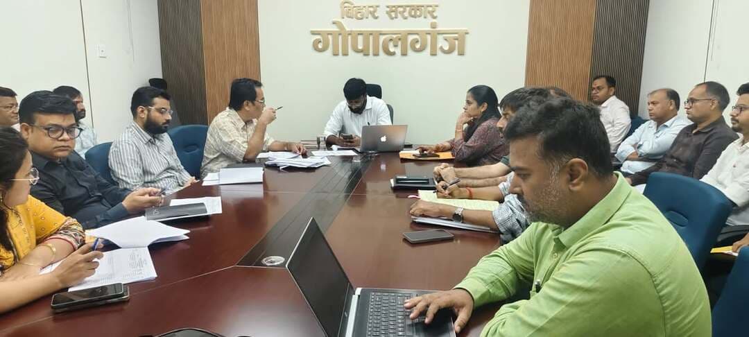 🚨 मद्यनिषेध कानून के क्रियान्वयन में तेजी लाएं
समाहरणालय स्थित एनआईसी में उप विकास आयुक्त श्री गौरव कुमार की अध्यक्षता में शराबबंदी एवं मद्यनिषेध से संबंधित मामलों की समीक्षा बैठक आयोजित की गई।
बैठक में वरीय उप समाहर्ता श्री दिलीप कुमार, वरीय उप समाहर्ता श्रीमती रितु रानी, अनुमंडल पदाधिकारी डॉ. प्रेरणा सिंह, जिला परिवहन पदाधिकारी श्री शशि शेखरम, जिला भूमि बंदोबस्त पदाधिकारी श्री अजय कुमार, भूमि सुधार उप समाहर्ता कुमारी रंजना भारती, अधीक्षक मद्यनिषेध श्री अमृतेश कुमार, मुख्यालय डीएसपी एवं मोटरयान निरीक्षक श्री आनंद कुमार सहित अन्य पदाधिकारी उपस्थित रहे। सभी थानों के थानाध्यक्ष वीडियो कॉन्फ्रेंसिंग से जुड़े।
📌 समीक्षा में प्रमुख तथ्य
▪️ 01 अप्रैल 2016 से 17 सितंबर 2026 तक 37,049.099 लीटर जब्त शराब का विनष्टीकरण लंबित।
▪️ 250 वाहनों का राज्यसात प्रस्ताव अधिहरण न्यायालयों में भेजा जाना शेष।
▪️ अधिहरण न्यायालयों में प्राप्त प्रस्तावों में 717 वाहनों की अधिहरण कार्रवाई लंबित।
डीडीसी ने लंबित मामलों के त्वरित निष्पादन, जब्त शराब के समयबद्ध विनष्टीकरण तथा शराब परिवहन में प्रयुक्त वाहनों के अधिहरण की कार्रवाई में तेजी लाने का निर्देश दिया।
सभी थानाध्यक्षों को अवैध शराब के निर्माण, बिक्री, भंडारण एवं परिवहन के विरुद्ध लगातार प्रभावी कार्रवाई करने तथा सीमावर्ती क्षेत्रों, प्रमुख मार्गों एवं संवेदनशील स्थानों पर विशेष निगरानी रखने का निर्देश दिया गया।
साथ ही पुलिस, मद्यनिषेध विभाग एवं प्रशासनिक पदाधिकारियों को आपसी समन्वय से कार्रवाई सुनिश्चित करने तथा शराबबंदी कानून के क्रियान्वयन में किसी भी स्तर पर शिथिलता नहीं बरतने का निर्देश दिया गया।
#मद्यनिषेध #शराबबंदी #Prohibition #LiquorBan #सुशासन #कानूनव्यवस्था #प्रशासनिककार्रवाई #Gopalganj #गोपालगंज #जिलाप्रशासनगोपालगंज #Bihar #BiharProhibition