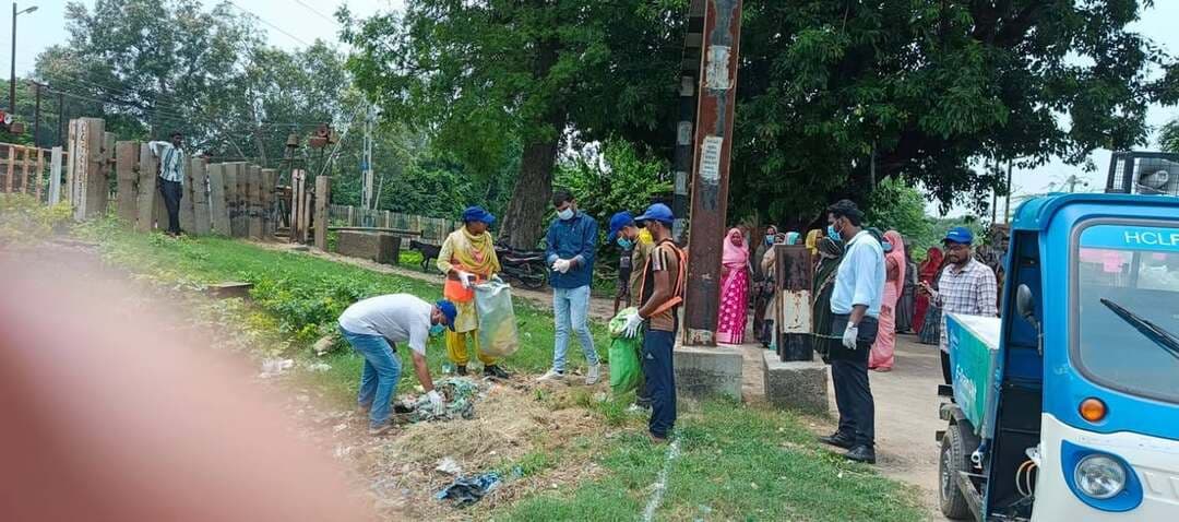 ग्राम पंचायतों में विशेष सफाई अभियान, कूड़ा पृथक्करण के लिए ग्रामीणों को किया जागरूक
हरदोई। सेवा संकल्प अभियान के तहत जनपद की ग्राम पंचायतों में सफाई व्यवस्था को सुदृढ़ करने के लिए विशेष सफाई अभियान चलाया जा रहा है। जिला पंचायत राज अधिकारी श्रेया उपाध्याय ने बताया कि 17 सितंबर से 17 अक्टूबर तक संचालित अभियान के अंतर्गत ग्राम पंचायतों में सफाई कर्मचारियों की टीमों के लिए सफाई का रोस्टर निर्धारित किया गया है।
रोस्टर के अनुसार सफाई कर्मचारियों द्वारा गांवों में नालियों की सफाई, झाड़ियों की कटाई और सार्वजनिक स्थलों की साफ-सफाई सहित विभिन्न कार्य किए जा रहे हैं। इसी क्रम में शुक्रवार को जनपद के प्रत्येक विकासखंड की पांच-पांच ग्राम पंचायतों में विशेष सफाई अभियान चलाया गया।
अभियान के दौरान गांवों में साफ-सफाई कराने के साथ ही एकत्रित कूड़े का पृथक्करण कराया गया। इसके अलावा ग्रामीणों को गीले और सूखे कूड़े को अलग-अलग रखने तथा कूड़े के समुचित निस्तारण के संबंध में जागरूक किया गया। अधिकारियों ने ग्रामीणों से स्वच्छता व्यवस्था बनाए रखने और कूड़े को निर्धारित स्थान पर ही डालने की अपील की।
