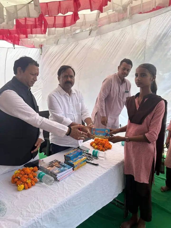 मेरे सपनों का भारत चित्रकला प्रतियोगिता में बच्चों ने रंगों से उकेरी देश के उज्ज्वल भविष्य की तस्वीर
कछौना। जनपद में आयोजित सेवा संकल्प महोत्सव के क्रम में शनिवार को संसदीय क्षेत्र मिश्रिख की बालामऊ विधानसभा स्थित कंपोजिट विद्यालय कामीपुर, विकासखंड कछौना में ‘मेरे सपनों का भारत’ विषय पर चित्रकला प्रतियोगिता आयोजित की गई।
प्रतियोगिता में विद्यार्थियों ने अपनी कल्पनाओं और रंगों के माध्यम से भारत के भविष्य को लेकर विभिन्न चित्र उकेरे। कार्यक्रम के मुख्य अतिथि सांसद अशोक कुमार रावत एवं विशिष्ट अतिथि विधान परिषद सदस्य अशोक अग्रवाल ने प्रतिभागी विद्यार्थियों का उत्साहवर्धन किया।
इस अवसर पर अतिथियों ने कहा कि नन्हे विद्यार्थियों ने अपनी कल्पनाओं और रंगों के माध्यम से भारत के उज्ज्वल भविष्य की सुंदर तस्वीर प्रस्तुत की है। इसके लिए सभी विद्यार्थी बधाई के पात्र हैं। उन्होंने विद्यार्थियों को पूर्ण मनोयोग से अध्ययन करने और अपने लक्ष्य की ओर आगे बढ़ने के लिए प्रेरित किया।
सांसद अशोक कुमार रावत ने प्रतियोगिता में उत्कृष्ट प्रदर्शन करने वाले विद्यार्थियों को सम्मानित किया। कार्यक्रम में क्षेत्र के गणमान्य नागरिकों के साथ विद्यालय के शिक्षक एवं अन्य लोग मौजूद रहे।