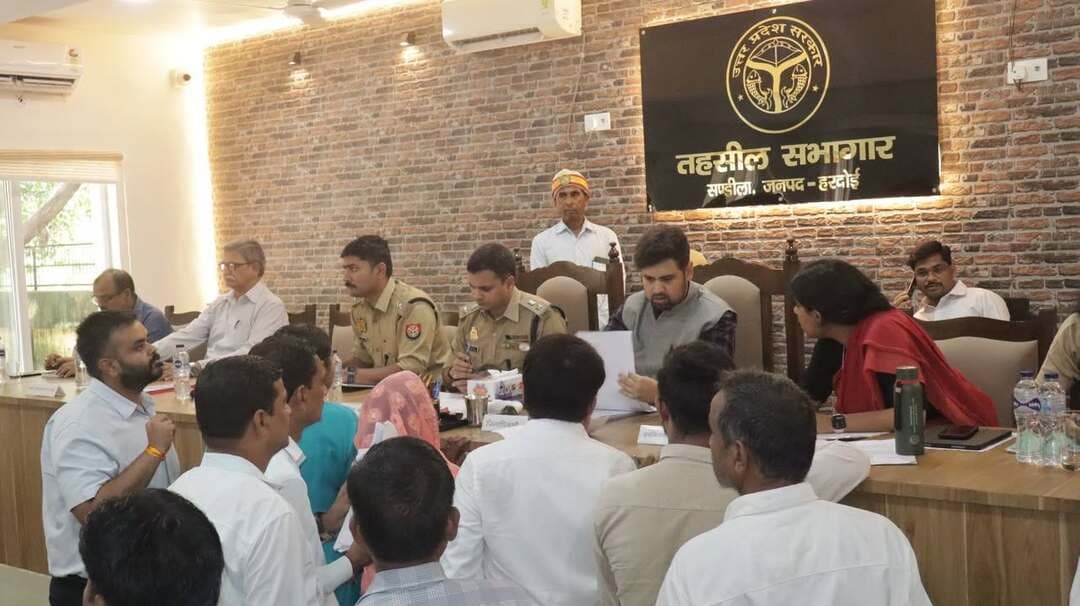 सण्डीला तहसील में सम्पूर्ण समाधान दिवस, डीएम-एसपी ने सुनीं फरियादियों की समस्याएं
सण्डीला। तहसील सण्डीला में शनिवार को जिलाधिकारी अनुनय झा एवं पुलिस अधीक्षक अशोक कुमार मीणा की अध्यक्षता में सम्पूर्ण समाधान दिवस आयोजित किया गया। इस दौरान तहसील क्षेत्र से पहुंचे फरियादियों की समस्याओं को अधिकारियों ने गंभीरतापूर्वक सुना और संबंधित विभागों के अधिकारियों को शिकायतों का गुणवत्तापूर्ण एवं समयबद्ध निस्तारण करने के निर्देश दिए।
जिलाधिकारी ने अधिकारियों को निर्देशित किया कि सम्पूर्ण समाधान दिवस में प्राप्त शिकायतों के निस्तारण में किसी भी स्तर पर लापरवाही न बरती जाए। उन्होंने कहा कि आवश्यकतानुसार मौके पर जाकर स्थलीय निरीक्षण किया जाए और प्रत्येक प्रकरण का नियमानुसार निष्पक्ष एवं गुणवत्तापूर्ण समाधान सुनिश्चित किया जाए। शिकायतकर्ता की संतुष्टि को प्राथमिकता देते हुए प्रभावी कार्रवाई करने के निर्देश भी दिए गए।
पुलिस अधीक्षक अशोक कुमार मीणा ने पुलिस विभाग से संबंधित शिकायतों पर अधिकारियों को आवश्यक कार्रवाई के निर्देश दिए। उन्होंने कहा कि फरियादियों की समस्याओं को संवेदनशीलता के साथ सुनते हुए नियमानुसार त्वरित कार्रवाई की जाए।
सम्पूर्ण समाधान दिवस में राजस्व, पुलिस, विकास, विद्युत, पंचायतीराज सहित विभिन्न विभागों से संबंधित शिकायतें प्राप्त हुईं। संबंधित अधिकारियों को शिकायतों का समयबद्ध निस्तारण कर आख्या उपलब्ध कराने के निर्देश दिए गए।
इस अवसर पर उपजिलाधिकारी सण्डीला नारायणी भाटिया, खंड विकास अधिकारी बेंहदर संस्कृति त्रिवेदी, मुख्य चिकित्सा अधिकारी भावनाथ पाण्डेय, पीडी डीआरडीए अशोक कुमार मौर्य, सीओ सण्डीला श्लोक गौतम सहित विभिन्न विभागों के अधिकारी एवं कर्मचारी उपस्थित रहे।
