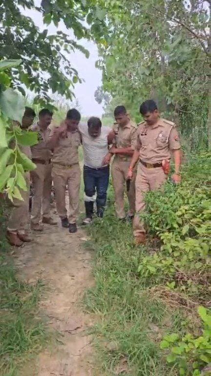 शाहजहांपुर: जानलेवा हमले के मामले में वांछित अभियुक्त पुलिस मुठभेड़ में घायल, गिरफ्तार
शाहजहांपुर। थाना रामचन्द्र मिशन पुलिस ने जानलेवा हमले के मामले में वांछित अभियुक्त शीबू उर्फ आजम को पुलिस मुठभेड़ के बाद गिरफ्तार किया है। पुलिस के अनुसार, मुठभेड़ के दौरान अभियुक्त के पैर में गोली लगी, जिसके बाद उसे उपचार के लिए जिला अस्पताल भेजा गया।
पुलिस के मुताबिक, 18 सितंबर 2026 को पंकज पुत्र पुत्तूलाल निवासी बाकरजई, थाना कोतवाली ने तहरीर देकर आरोप लगाया था कि शीबू उर्फ आजम, नईम और कुछ अज्ञात लोगों ने उसके भाई नीरज के घर में घुसकर चाकू से जानलेवा हमला किया, जिसमें नीरज गंभीर रूप से घायल हो गया। मामले में थाना रामचन्द्र मिशन में मु0अ0सं0 177/2026, धारा 333/109(1) बीएनएस के तहत मुकदमा दर्ज किया गया था।
पुलिस के अनुसार, 19 सितंबर को प्रभारी निरीक्षक रामचन्द्र मिशन पुलिस बल के साथ हरदोई चौराहे पर वाहन चेकिंग कर रहे थे। इसी दौरान मुखबिर से सूचना मिली कि मुकदमे में वांछित शीबू उर्फ आजम सफेद रंग की अपाचे मोटरसाइकिल से हरदोई रोड की ओर आ रहा है।
पुलिस ने संदिग्ध मोटरसाइकिल सवार को रुकने का इशारा किया, लेकिन वह भागने लगा। पीछा करने पर वह हाईवे से बड़े गांव वाले कट की ओर कच्चे रास्ते पर मुड़ गया। पुलिस के अनुसार, कच्चे रास्ते पर मोटरसाइकिल अनियंत्रित होकर गिरने के बाद अभियुक्त ने पुलिस टीम पर तमंचे से फायर किया। पुलिस ने आत्मरक्षा में जवाबी कार्रवाई की, जिसमें अभियुक्त के पैर में गोली लगी।
पुलिस ने घायल अभियुक्त को गिरफ्तार कर जिला अस्पताल शाहजहांपुर में भर्ती कराया, जहां उसका उपचार चल रहा है। पुलिस के मुताबिक, अभियुक्त के कब्जे से तमंचा और मोटरसाइकिल बरामद हुई है। मामले में आगे की विधिक कार्रवाई की जा रही है।
#Shahjahanpur #ShahjahanpurPolice #PoliceEncounter #Encounter #CrimeNews #UPPolice #RamChandraMission #CrimeNewsUP #BreakingNews #UttarPradesh