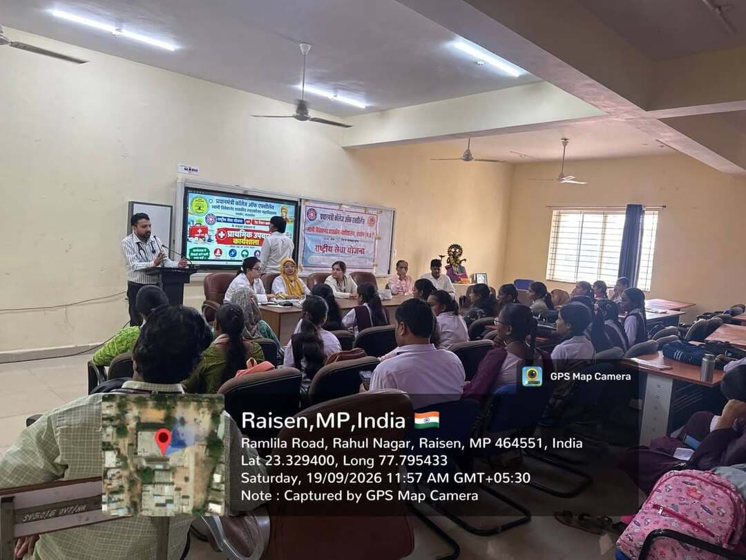 सेवा संकल्प अभियान के तहत पीएमश्री महाविद्यालय रायसेन में प्राथमिक उपचार संबंधी कार्यशाला सह शिविर का आयोजन
–––
–––
सेवा संकल्प अभियान के तहत शनिवार को स्वामी विवेकानंद शासकीय महाविद्यालय रायसेन में राष्ट्रीय सेवा योजना, रेड रिबन क्लब तथा जिला चिकित्सालय रायसेन के तत्वाधान में प्राथमिक उपचार हेतु शिविर सह कार्यशाला का आयोजन हुआ। जिसमें विशेषज्ञों द्वारा महत्वपूर्ण विषयों पर प्रशिक्षण एवं प्रदर्शन प्रदान किया गया। शिविर में सीपीआर (CPR): हृदय गति रुकने (Cardiac Arrest) की स्थिति में दिया जाने वाला प्राथमिक उपचार, घाव पर पट्टी बांधना: चोट लगने पर सही तरीके से ड्रेसिंग और पट्टी बांधना और रक्तस्राव नियंत्रण: अत्यधिक खून बहने से रोकने के उपाय के बारे में बताया गया।
इसी प्रकार त्वचा झुलसने या जलने पर तत्काल राहत के उपाय, घुटन (चोकिंग) या सांस की नली में रुकावट आने पर दी जाने वाली प्राथमिक सहायता की भी जानकारी दी गई।
कार्यशाला का शुभारंभ प्रभारी प्राचार्य डॉ जी.एस. कुरवैती एव डॉ दीपक मीणा की उपस्थिति में हुआ। साथ ही मंच का संचालन राष्ट्रीय सेवा योजना एव रेड रिबन अधिकारी श्री डेंगरिया खेड़कर के द्वारा किया गया जिसमे बड़ी संख्या में स्वयंसेवकों और विद्यार्थियों ने भाग लिया और जीवन रक्षक तकनीकों को सीखा। शिविर के दौरान बड़ी संख्या में छत्रों ने हेल्थ चेकअप करवाया और रक्तदान किया इस प्रकार के प्रशिक्षण से न केवल व्यक्तिगत सुरक्षा को बढ़ावा मिलता है, बल्कि समाज में दूसरों की मदद करने की भावना भी सशक्त होती है।
#Raisen Jansampark Madhya Pradesh JDjansampark Bhopal Collector Office Raisen