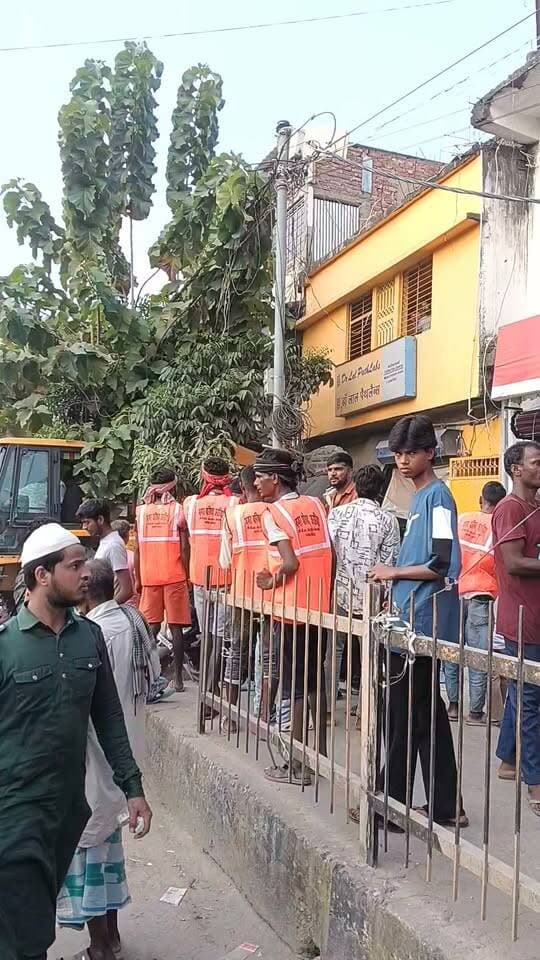 अररिया में जिला प्रशासन का चला बुलडोजर कई दुकानों की छज्जे को तोड़ा गया