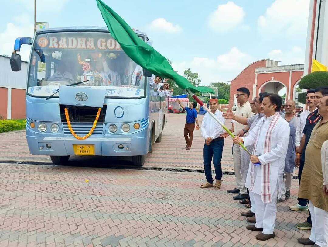 उप मुख्यमंत्री श्री Rajendra Shukla ने भोपाल के युवाओं को रीवा जिले के भ्रमण के लिए किया रवाना
मध्यप्रदेश में पर्यटन विकास की असीम संभावनाएं हैं - उप मुख्यमंत्री
____________________________
उप मुख्यमंत्री श्री राजेन्द्र शुक्ल ने माँ तुझे सलाम योजना के तहत रीवा जिले के भ्रमण पर आए भोपाल संभाग के युवाओं के दल को हरी झण्डी दिखाकर रवाना किया। यह दल रीवा जिले में महामृत्युंजय मंदिर, संग्रहालय, व्हाइट टाइगर सफारी, पुरवा प्रपात तथा बसामन मामा गौ अभ्यारण्य का भ्रमण करेगा। कार्यक्रम का आयोजन खेल एवं युवा कल्याण विभाग द्वारा किया गया है।
इस अवसर पर उप मुख्यमंत्री ने कहा कि मध्यप्रदेश और विन्ध्य में पर्यटन विकास की असीम संभावनाएं हैं। रीवा संभाग में प्राकृतिक सौन्दर्य से भरपूर वन और जलप्रपात तथा मैहर, चित्रकूट और अमरकंटक जैसे धार्मि स्थल सभी को आकर्षित करते हैं। मुकुंदपुर व्हाइट टाइगर सफारी, पन्ना नेशनल पार्क, संजय टाइगर रिजर्व, बांधवगढ़ टाइगर रिजर्व, संजय दुबरी अभ्यारण्य अच्छे पर्यटन स्थल हैं।
उप मुख्यमंत्री ने कहा कि रीवा को चारों ओर से हाईवे की कनेक्टिविटी है। यहाँ रेलमार्ग तथा पाँच प्रमुख शहरों के लिए एटीआर 72 की हवाई सेवा उपलब्ध है। कई लोग वीकेंड में हवाई जहाज से रीवा आते हैं और आसपास के क्षेत्रों का भ्रमण करते हैं। रीवा में 750 मेगावाट का सोलर प्लांट है जिसकी बिजली से दिल्ली की मेट्रो चलती है। बसामन मामा गौ अभ्यारण्य में 9 हजार से अधिक गौ माता को आश्रय देने के साथ-साथ प्राकृतिक खेती का माडल भी विकसित किया गया है। गौपालन और प्राकृतिक खेती से ही हमारी भावी पीढ़ी स्वस्थ रहेगी। युवा पीढ़ी स्वस्थ रहेगी तभी विकास के कार्यों का लाभ उठा सकेगी। प्रधानमंत्री श्री नरेन्द्र मोदी जी ने वर्ष 2047 तक देश को पूर्ण विकसित करने और विश्वगुरू बनाने का संकल्प लिया है। प्रधानमंत्री जी के सपनों के भारत विकास का लाभ आज की जेन जी पीढ़ी यानी युवाओं को ही मिलेगा। कार्यक्रम में संभागीय खेल अधिकारी एमके धौलपुरी ने बताया कि भोपाल संभाग से आए युवाओं के दल ने सीहोर, रायसेन, विदिशा, राजगढ़ और भोपाल के युवा शामिल हैं। इन्हें दो दिवस तक जिले में भ्रमण कराया जाएगा। कार्यक्रम में अध्यक्ष नगर निगम श्री व्यंकटेश पाण्डेय, राजगोपाल मिश्रचारी, अन्य जनप्रतिनिधिगण तथा युवा उपस्थित रहे।
PMO India CM Madhya Pradesh Dr Mohan Yadav Office Of Rajendra Shukla Department of Sports & Youth Welfare, Madhya Pradesh Jansampark Madhya Pradesh
#सेवा_संकल्प_अभियान #SevaSankalpAbhiyan
#Rewa #रीवा