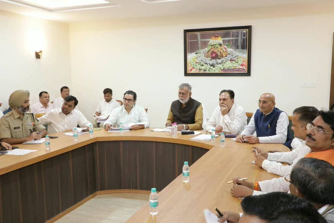 प्रभारी मंत्री श्री प्रहलाद पटेल ने सेवा संकल्प अभियान की समीक्षा बैठक में कहा...
प्रधानमंत्री जी के 25 वर्षों की सेवा के संदेश को जन-जन तक पहुंचाएगा सेवा संकल्प अभियान
अभियान के सभी कार्यक्रमों का समन्वय के साथ आयोजन करें.
_______________________________
प्रभारी मंत्री श्री प्रहलाद पटेल मंत्री पंचायत एवं ग्रामीण विकास तथा श्रम ने सर्किट हाउस में आयोजित बैठक में सेवा संकल्प अभियान की समीक्षा की। प्रभारी मंत्री ने कहा कि देश के यशस्वी प्रधानमंत्री जी ने 25 वर्षों तक गरीबों और आमजनों की सेवा की है। इसका संदेश सेवा संकल्प अभियान जन-जन तक पहुंचाएगा। प्रशासनिक अधिकारी और जनप्रतिनिधि अच्छे समन्वय के साथ अभियान से जुड़े कार्यक्रम आयोजित कर रहे हैं। अभियान के प्रथम दिन सफल रक्तदान शिविर के बाद जिले भर में 13 लाख से अधिक आशीर्वाद के दीप जलाकर प्रधानमंत्री जी को शुभकामनाएं दी गईं। सेवा संकल्प अभियान में शामिल सभी गतिविधियों का तिथि के अनुसार आयोजन करें। वाराणसी से बड़नगर जाने वाली सेवा संकल्प यात्रा रीवा जिले में पहुंच गई है। यात्रा के ठहरने के स्थान पर वृक्षारोपण अनिवार्य रूप से कराएं। रोपित पौधों की उचित देखभाल और सुरक्षा की समुचित व्यवस्था करें।
प्रभारी मंत्री ने कहा कि आंगन मिलन कार्यक्रम में आंगनवाड़ी के बच्चों तथा महिलाओं के स्वास्थ्य की जाँच की जाएगी। कार्यकर्ता तथा समाजसेवी आंगनवाड़ी के बच्चों को हर सप्ताह फल या अन्य कोई पोषक आहार देकर उनकी सेवा में योगदान कर सकते हैं। अभियान के तहत 7 अक्टूबर को सभी 6 विधानसभा क्षेत्रों से सेवा कलश यात्रा शुरू होगी। विधायकगण यात्रा के आरंभ का स्थल और रूट तय कर दें। इसका समापन जिला स्तर में होगा, जहाँ मंचीय कार्यक्रम होंगे। सेवा मेरा योगदान कार्यक्रम के तहत विधायकगण निर्धारित 25 में से 10 गतिविधियों का चयन कर लें। उन्हीं गतिविधियों में सेवा संबंधी कार्यक्रम आयोजित कराएं। सेवा संकल्प अभियान में 10 अक्टूबर को सभी नगरीय निकायों तथा जनपद पंचायतों में सेवा सेतु कार्यक्रम आयोजित किया जाएगा। इसमें शासन की विभिन्न योजनाओं से लाभान्वित हितग्राहियों को सम्मानित किया जाएगा। अभियान की हर गतिविधि के अच्छे फोटोग्राफ्स और वीडियो और हितग्राहियों के अनुभवों के वीडियो पोर्टल पर नियमित रूप से अपलोड कराएं। सभी पार्टी पदाधिकारी और जनप्रतिनिधि भी अभियान से जुड़े वीडियो अनिवार्य रूप से पोर्टल में दर्ज करें।
बैठक में प्रभारी मंत्री ने कहा कि रीवा शहर की बाढ़ की समस्या को दूर करना बड़ी चुनौती है। इस समस्या को हल करने के लिए वैज्ञानिक दृष्टिकोण के साथ कार्य योजना बनाएं। नदी और शहर के बड़े नालों के प्रवाह को अवरूद्ध करने वाले अवैध निर्माणों को कठोरता से हटाएं। एनजीटी के प्रावधानों का पालन करते हुए नदियों और नालों के तटों के सभी अतिक्रमण हटाएं। नालों की साफ-सफाई और पक्का बनाने का कार्य भी प्राथमिकता से कराएं। इस संबंध में की गई कार्यवाही की अगली बैठक में समीक्षा की जाएगी। बैठक में मुख्य कार्यपालन अधिकारी जिला पंचायत श्रीमती सृष्टि देशमुख गौड़ा ने सेवा संकल्प अभियान की कार्य योजना तथा अब तक किए गए कार्यों की जानकारी दी। उन्होंने बताया कि अभियान के प्रथम दिन स्वैच्छिक रक्तदान शिविर में 501 यूनिट रक्त संचय किया गया। यह पूरे प्रदेश में चौथा सबसे बड़ा रक्त संचय था। जिले में 17 सितम्बर को 13 लाख 50 हजार आशीर्वाद के दीप जलाए गए। आंगनवाड़ी केन्द्रों तथा स्वास्थ्य संस्थाओं एवं ग्राम पंचायतों में दस लाख दीप जलाए गए। रीवा में पचमठा में 55 हजार आशीर्वाद के दीप जले। अभियान में शामिल सभी गतिविधियों का तिथिवार आयोजन किया जा रहा है।
बैठक में आयुक्त नगर निगम अक्षत जैन ने बताया कि बाढ़ की समस्या को दूर करने तथा नालों के वाटर फ्लो की निगरानी के लिए आईआईटी चेन्नई के विशेषज्ञों से सलाह लेकर कार्य योजना बनाई जा रही है। बैठक में विधायक त्योंथर श्री सिद्धार्थ तिवारी राज तथा विधायक मनगवां श्री नरेन्द्र प्रजापति ने सेवा संकल्प अभियान के संबंध में उपयोगी सुझाव दिए। बैठक में जिला पंचायत अध्यक्ष श्रीमती नीता कोल, विन्ध्य विकास प्राधिकरण के अध्यक्ष डॉ. पंचूलाल प्रजापति, उपाध्यक्ष डॉ. अजय सिंह, अध्यक्ष नगर निगम श्री व्यंकटेश पाण्डेय, जिला भाजपा अध्यक्ष श्री वीरेन्द्र गुप्ता, अन्य पदाधिकारी, कलेक्टर नरेन्द्र कुमार सूर्यवंशी, पुलिस अधीक्षक डॉ. गुरकरन सिंह, अपर कलेक्टर श्रीमती सपना त्रिपाठी तथा अन्य संबंधित अधिकारी उपस्थित रहे। बैठक के बाद प्रभारी मंत्री जनप्रतिनिधियों और पार्टी पदाधिकारियों से सेवा संकल्प अभियान के संबंध में चर्चा की।
PMO India CM Madhya Pradesh Dr Mohan Yadav Prahlad Singh Patel
#सेवा_संकल्प_अभियान #SevaSankalpAbhiyan
#Rewa #रीवा