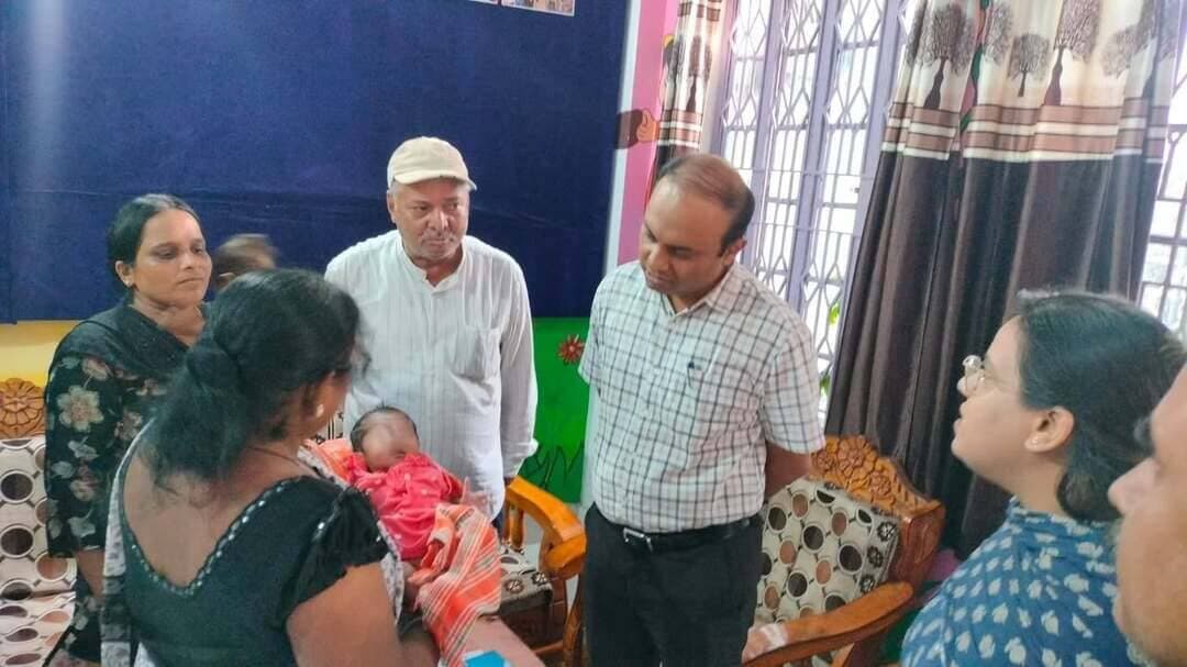 दिनांक 19.09.2026 को जिलाधिकारी, समस्तीपुर श्री रोशन कुशवाहा (भा0प्र0से0) द्वारा विशिष्ट दत्तक ग्रहण संस्थान, समस्तीपुर का निरीक्षण किया गया। निरीक्षण के दौरान जिला निरीक्षण समिति के अन्य संबंधित जिला स्तरीय पदाधिकारी भी उपस्थित रहे।
निरीक्षण के क्रम में संस्थान में आवासित बच्चों की देखरेख, संरक्षण, स्वास्थ्य, पोषण, स्वच्छता एवं संस्थान में उपलब्ध अन्य मूलभूत सुविधाओं का जायजा लिया गया तथा आवश्यक दिशा-निर्देश दिए गए।
विदित हो कि विशिष्ट दत्तक ग्रहण संस्थान में 0 से 6 वर्ष आयु वर्ग के अनाथ, परित्यक्त एवं अभ्यर्पित बच्चों को आवासित कर उनकी समुचित देखरेख एवं संरक्षण किया जाता है। जिन बच्चों के माता-पिता अथवा परिवार का पता नहीं चल पाता है, उन्हें निर्धारित वैधानिक प्रक्रिया एवं केंद्रीय दत्तक ग्रहण संसाधन प्राधिकरण (CARA) के नियमानुसार योग्य दत्तक माता-पिता को गोद दिए जाने की प्रक्रिया की जाती है।
निरीक्षण के दौरान आमजनों में बाल संरक्षण एवं दत्तक ग्रहण से संबंधित जागरूकता बढ़ाने की आवश्यकता पर भी बल दिया गया। आम नागरिकों से अपील की जाती है कि यदि उन्हें कहीं कोई अनाथ, बेसहारा अथवा परित्यक्त बच्चा मिलता है, तो इसकी सूचना तत्काल चाइल्ड हेल्पलाइन नंबर 1098 पर दें, ताकि बच्चे को आवश्यक देखरेख, संरक्षण एवं पुनर्वास की सुविधा उपलब्ध कराई जा सके।
#DistrictAdministration
#samastipur
#highlightsシ゚
Information & Public Relations Department, Government of Bihar