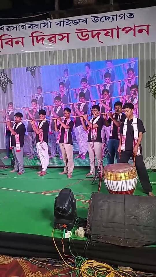 লোক বাদ্য শিল্পী দ্বীজেন গগৈ ডাঙৰীয়াৰ নেতৃত্বত ষোল্ল ফুট দৈৰ্ঘ্যৰ বাঁহীত জুবিন গাৰ্গৰ গীতৰ ধ্বনি