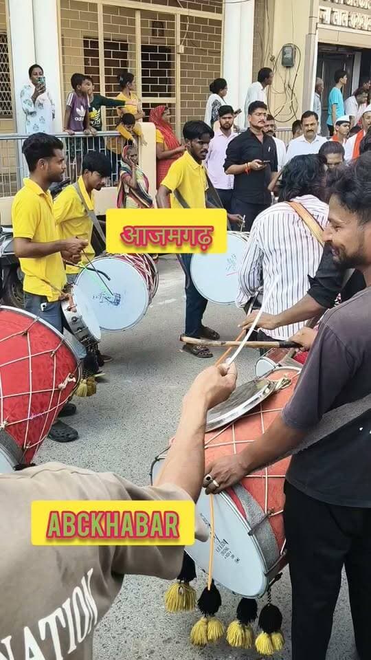 आजमगढ़ शहर में धूमधाम से निकली मराठा समाज की तरफ से गणपति विसर्जन यात्रा, जगह जगह झांकियों को देखने के लिए उमड़ी भीड़, गणपति बप्पा मोरया के नारे से गूंजा वातावरण