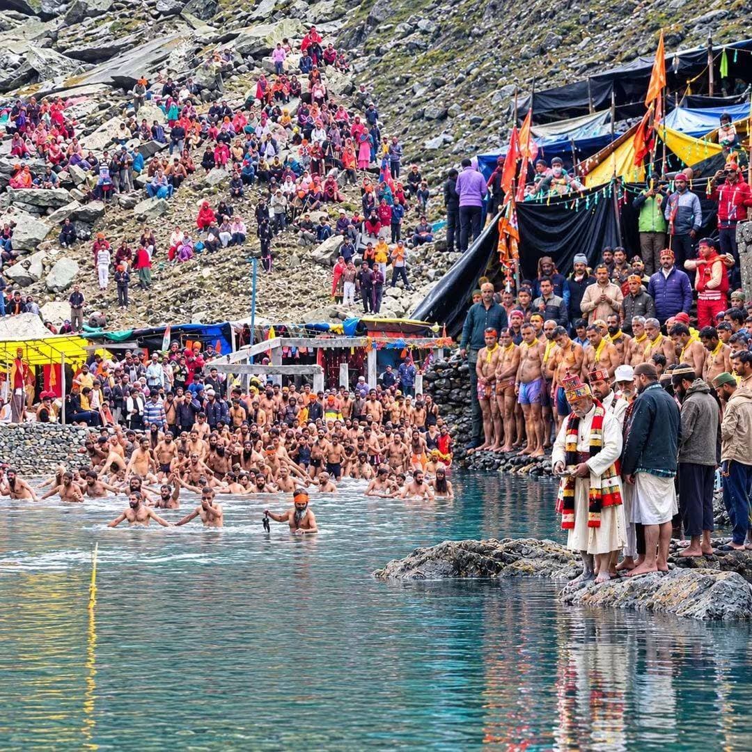 बर्फबारी और कड़ाके की ठंड के बीच संपन्न हुई मणिमहेश यात्रा, इस बार पिछले वर्षों से काफी कम रही श्रद्धालुओं की संख्या।
हिमाचल 84 टीवी ब्यूरो भरमौर,
उत्तर भारत की प्रसिद्ध श्री मणिमहेश यात्रा-2026 का शनिवार को करीब शाम 4 बजे आधिकारिक रूप से समापन हो गया। इस वर्ष यात्रा में पिछले वर्षों की अपेक्षा श्रद्धालुओं की संख्या काफी कम रही। सूत्रों के अनुसार इस बार करीब 50 हजार से 70 हजार श्रद्धालुओं के मणिमहेश पहुंचने का अनुमान है।
यात्रा के दौरान भगवान शिव की आस्था के दो प्रमुख पर्वों पर श्रद्धालुओं ने पवित्र डल झील में शाही स्नान किया। कृष्ण जन्माष्टमी के पर्व पर करीब 8 हजार श्रद्धालुओं ने शाही स्नान किया, जबकि राधाष्टमी के बड़े शाही स्नान में करीब 5 से 7 हजार श्रद्धालुओं ने पवित्र डल झील में आस्था की डुबकी लगाई। हालांकि इससे पहले के वर्षों में इन दोनों प्रमुख स्नान पर्वों पर श्रद्धालुओं की संख्या इससे कई गुना अधिक रहती थी।
राधाष्टमी के शाही स्नान का शुभारंभ शुक्रवार दोपहर करीब 1 बजे डल झील को तोड़ने की पारंपरिक रस्म के साथ हुआ। इसके बाद शुरू हुआ शाही स्नान शनिवार दोपहर करीब 3:28 बजे तक चला। इस तरह करीब 26 घंटे 26 मिनट तक श्रद्धालुओं ने पवित्र डल झील में स्नान किया।
इस बार शाही स्नान के दौरान मणिमहेश की ऊंची पहाड़ियों पर बर्फबारी भी हुई। कड़ाके की ठंड और बर्फीले मौसम के बावजूद श्रद्धालुओं की आस्था में कमी नहीं आई और बड़ी संख्या में श्रद्धालुओं ने बर्फबारी के बीच शाही स्नान किया।
यात्रा को लेकर प्रशासन की ओर से भी इस बार व्यापक प्रबंध किए गए थे। पिछले वर्ष श्रद्धालुओं की भारी भीड़ के मद्देनजर सुरक्षा, स्वास्थ्य, यातायात और आपदा प्रबंधन व्यवस्था को मजबूत किया गया। यात्रा मार्ग के विभिन्न स्थानों पर मेडिकल कैंप स्थापित किए गए और आपातकालीन सेवाओं को भी सक्रिय रखा गया।
समापन दिवस यानी 19 सितंबर को भी श्रद्धालुओं की आवाजाही जारी रही। हड़सर से मणिमहेश के पैदल यात्रा मार्ग से करीब 750 श्रद्धालु मणिमहेश की ओर रवाना हुए, जबकि हेली टैक्सी सेवा के माध्यम से 344 श्रद्धालु भरमौर से गौरीकुंड पहुंचे। इससे साफ है कि आधिकारिक समापन के दिन भी श्रद्धालुओं का मणिमहेश पहुंचने और वापस लौटने का क्रम जारी रहा।
मौसम अपेक्षाकृत अनुकूल रहने के कारण इस बार बड़ी दुर्घटनाओं और कैजुअल्टी की संख्या भी कम रही। उपलब्ध जानकारी के अनुसार बड़ी यात्रा के दौरान तीन से चार श्रद्धालुओं की मौत की घटनाएं सामने आई हैं। हालांकि अंतिम आधिकारिक आंकड़ा प्रशासन की ओर से जारी किया जाना बाकी है।
आधिकारिक रूप से 25 अगस्त से शुरू हुई मणिमहेश यात्रा का 19 सितंबर को समापन हो गया। श्रद्धालुओं की संख्या भले ही पिछले वर्षों की तुलना में कम रही हो, लेकिन बर्फबारी, कड़ाके की ठंड और कठिन भौगोलिक परिस्थितियों के बीच भी श्रद्धालुओं की आस्था और भगवान भोलेनाथ के प्रति विश्वास पूरे यात्रा मार्ग पर दिखाई
