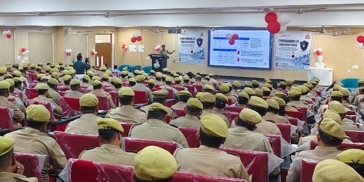 मिर्जापुर पुलिस ने बनाया नया रिकॉर्ड, सर्वाधिक पुलिसकर्मी हुए साइबर प्रशिक्षित
मिर्जापुर। बीएचयू दक्षिणी परिसर बरकछा में 17 से 19 सितंबर तक चले तीन दिवसीय साइबर प्रशिक्षण शिविर का शनिवार को पुलिस उपमहानिरीक्षक विंध्याचल परिक्षेत्र पूनम ने समापन किया। प्रशिक्षण में जनपद के पुलिस अधिकारियों एवं कर्मचारियों को साइबर अपराध की रोकथाम, इलेक्ट्रॉनिक साक्ष्य संकलन और विवेचना की बारीकियों की जानकारी दी गई।
Kyndryl की CSR पहल ‘साइबर रक्षक 2.0’ के तहत आयोजित इस प्रशिक्षण कार्यक्रम के बाद मिर्जापुर पुलिस द्वारा सर्वाधिक पुलिसकर्मियों को साइबर अपराध के संबंध में प्रशिक्षित करने का रिकॉर्ड बनाए जाने की घोषणा इंडिया बुक ऑफ रिकॉर्ड्स के आधिकारिक प्रतिनिधि प्रमिल द्विवेदी ने की।
डीआईजी पूनम ने पुलिसकर्मियों को प्रशिक्षण में सीखी विधियों के अनुरूप प्रभावी कार्रवाई करने, नागरिकों को साइबर अपराधों के प्रति जागरूक करने तथा विवेचना में इलेक्ट्रॉनिक साक्ष्यों का गहनता से संकलन करने के निर्देश दिए। कार्यक्रम का उद्घाटन 17 सितंबर को एसपी अपर्णा रजत कौशिक ने किया था।