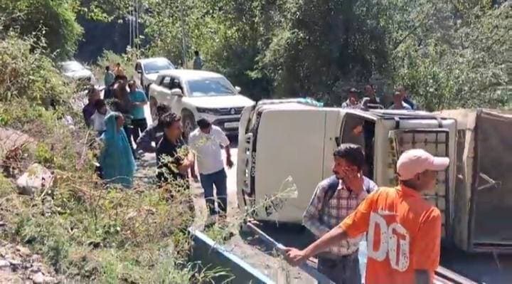 चकोली के पास गाड़ी पलटी,
सरोल की है गाड़ी, ड्राइवर सुरक्षित।