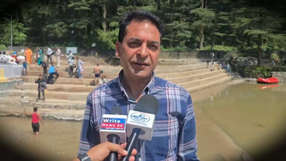 मैक्लॉडगंज के डल झील में आज पहुंचा आस्था का सैलाब, व्यवस्थाओं से खुश पर सड़कों की खस्ता हाल ने किया निराश ।
#meclodganj #dharmshala #road #radhaashtami #sukhvindersinghsukhu