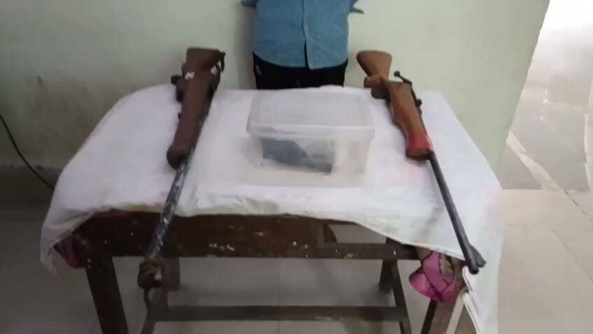 नौबतपुर में हथि/यारों का ज*खी*रा बरामद, एक गिर/फ्तार
घर से दे/शी क/ट्टा, दो राइफल और आठ जिं/दा कार/तूस मिले