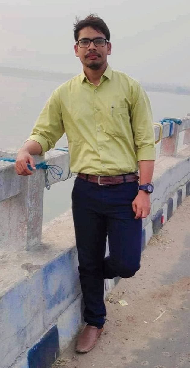 👉 ଡା. ରଞ୍ଜନଙ୍କ ଚକ୍ଷୁଦାନ: ମୃତ୍ୟୁ ପରେ ବି ଜାରି ରହିଲା ମାନବସେବା
👉 ଅନ୍ୟ ଜୀବନରେ ଆଲୋକ ଭରିବାକୁ ପରିବାରର ମହତ୍ ପଦକ୍ଷେପ
ବରଗଡ଼: ମାତ୍ର ୩୨ ବର୍ଷ ବୟସରେ ଡା. ରଞ୍ଜନ ମହାନନ୍ଦଙ୍କ ଅକାଳ ବିୟୋଗ ପରିବାର, ବନ୍ଧୁବର୍ଗ, ସହକର୍ମୀ ଓ ଅଞ୍ଚଳବାସୀଙ୍କୁ ଗଭୀର ଭାବେ ମର୍ମାହତ କରିଛି। କିନ୍ତୁ ତାଙ୍କ ବିୟୋଗ ପରେ ମଧ୍ୟ ମାନବସେବାର ଏକ ମହତ୍ ବାର୍ତ୍ତା ଦେଇଛି ତାଙ୍କ ପରିବାର। ଡା. ରଞ୍ଜନଙ୍କ ଚକ୍ଷୁଦାନ କରି ପରିବାର ଅନ୍ୟମାନଙ୍କ ଜୀବନରେ ଆଲୋକ ଆଣିବାର ଏକ ମହତ୍ ପଦକ୍ଷେପ ନେଇଛନ୍ତି।
ବରଗଡ଼ ଜିଲ୍ଲା ବିଜେପୁର ବ୍ଲକ ଅନ୍ତର୍ଗତ ଲିଠିପାଲି ଗ୍ରାମର ଡା. ରଞ୍ଜନ ମହାନନ୍ଦ ବିଜେପୁର CHCରେ ଡାକ୍ତର ଭାବେ କାର୍ଯ୍ୟରତ ଥିଲେ। ଦୀର୍ଘଦିନ ଧରି କିଡ୍ନି ଜନିତ ସମସ୍ୟାରେ ଚିକିତ୍ସାଧୀନ ଥିବା ସମୟରେ ତାଙ୍କର ଅକାଳ ବିୟୋଗ ଘଟିଥିଲା।
ଡାକ୍ତରୀ ବୃତ୍ତି ସହିତ ଡା. ରଞ୍ଜନ ଜଣେ ସମାଜସଚେତନ ଓ ମାନବିକ ଯୁବକ ଭାବେ ପରିଚିତ ଥିଲେ। ବିଭିନ୍ନ ଜନସଚେତନତାମୂଳକ ଓ ସାମାଜିକ କାର୍ଯ୍ୟରେ ତାଙ୍କର ସକ୍ରିୟ ଯୋଗଦାନ ରହିଥିଲା। ତାଙ୍କ ମୃତ୍ୟୁ ପରେ ପରିବାର ଚକ୍ଷୁଦାନର ନିଷ୍ପତ୍ତି ନେଇ ତାଙ୍କ ସେବାମୟ ଜୀବନକୁ ଏକ ନୂଆ ଅର୍ଥ ଦେଇଛନ୍ତି।
ଚକ୍ଷୁଦାନ—ମୃତ୍ୟୁ ପରେ ବି ଜୀବନରେ ଆଲୋକ
ଚକ୍ଷୁଦାନ ହେଉଛି ମୃତ୍ୟୁ ପରେ ମଧ୍ୟ ଅନ୍ୟ ଜଣଙ୍କ ଜୀବନରେ ଆଲୋକ ଆଣିବାର ଏକ ମହତ୍ ମାନବିକ ପଦକ୍ଷେପ। ଜଣେ ବ୍ୟକ୍ତିଙ୍କ ଚକ୍ଷୁଦାନ ଦ୍ୱାରା ଆବଶ୍ୟକତା ଥିବା ଲୋକଙ୍କ ଦୃଷ୍ଟି ଫେରାଇବାରେ ସହାୟତା ମିଳିପାରେ।
ଡା. ରଞ୍ଜନଙ୍କ ପରିବାର ନେଇଥିବା ଏହି ନିଷ୍ପତ୍ତି ସମାଜ ପାଇଁ ଏକ ସଚେତନତାର ବାର୍ତ୍ତା। ଜୀବନରେ ଆମେ ଯେପରି ଅନ୍ୟମାନଙ୍କ ସେବା କରିପାରିବା, ସେହିପରି ମୃତ୍ୟୁ ପରେ ମଧ୍ୟ ଆମ ଅଙ୍ଗଦାନ ଓ ଚକ୍ଷୁଦାନ ଅନ୍ୟମାନଙ୍କ ଜୀବନରେ ଆଶାର ଆଲୋକ ଆଣିପାରେ।
ଆସନ୍ତୁ, ଚକ୍ଷୁଦାନ ସମ୍ପର୍କରେ ସଚେତନ ହେବା। ନିଜ ପରିବାର ସହ ଏ ବିଷୟରେ ଆଲୋଚନା କରିବା ଏବଂ ମୃତ୍ୟୁ ପରେ ଚକ୍ଷୁଦାନ କରିବା ପାଇଁ ଆଇନସମ୍ମତ ଓ ଅଧିକୃତ ସଂସ୍ଥା/ଚିକିତ୍ସାଳୟ ସହ ପୂର୍ବରୁ ଯୋଗାଯୋଗ କରି ସୂଚନା ନେବା।
ଡା. ରଞ୍ଜନ ମହାନନ୍ଦଙ୍କ ଚକ୍ଷୁଦାନ ଏକ ସନ୍ଦେଶ ଦେଉଛି—
“ଜୀବନ ଚାଲିଗଲେ ମଧ୍ୟ, ମାନବିକତା ଜୀବିତ ରହିପାରେ।”
🙏 ବିନମ୍ର ଶ୍ରଦ୍ଧାଞ୍ଜଳି 🙏
💐 ଡା. ରଞ୍ଜନ ମହାନନ୍ଦ ଅମର ରହେ।