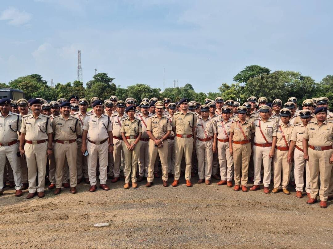 154 एएसआइ बने दारोगा, पुलिस केंद्र में हुआ पिपिंग समारोह
जहानाबाद : पुलिस विभाग में पदोन्नति पाने वाले पुलिस पदाधिकारियों के सम्मान में शनिवार को पुलिस केंद्र, जहानाबाद में पिपिंग समारोह का आयोजन किया गया। समारोह में सहायक अवर निरीक्षक (एएसआइ) से पुलिस अवर निरीक्षक (एसआइ) के उच्चतर पद पर प्रोन्नत हुए 154 पुलिस पदाधिकारियों को पुलिस अधीक्षक कोटा किरण कुमार ने स्टार लगाकर नई जिम्मेदारी के लिए कार्यकारी प्रभार सौंपा। पदोन्नति के बाद पुलिस पदाधिकारियों के चेहरे पर उत्साह और खुशी दिखाई दी।
समारोह के दौरान पुलिस अधीक्षक ने प्रोन्नत सभी पदाधिकारियों को बधाई और शुभकामनाएं दीं। उन्होंने कहा कि पदोन्नति के साथ जिम्मेदारियां भी बढ़ती हैं। नई भूमिका में पुलिस पदाधिकारियों को कानून-व्यवस्था बनाए रखने के साथ आम लोगों की सुरक्षा और शिकायतों के त्वरित समाधान को प्राथमिकता देनी होगी। उन्होंने सभी से पूरी निष्ठा, ईमानदारी और मुस्तैदी के साथ अपने दायित्वों का निर्वहन करने का निर्देश दिया।
पुलिस अधीक्षक ने कहा कि पुलिस पदाधिकारियों के कार्य व्यवहार का सीधा प्रभाव आम लोगों के बीच पुलिस की छवि पर पड़ता है। ऐसे में पदोन्नत पदाधिकारियों को अपने कर्तव्यों का निर्वहन करते समय अनुशासन, संवेदनशीलता और कानून के प्रति प्रतिबद्धता बनाए रखनी होगी। उन्होंने अपराध नियंत्रण, विधि-व्यवस्था, आम जनता की सुरक्षा तथा पुलिसिंग को और प्रभावी बनाने के लिए सक्रिय भूमिका निभाने का निर्देश दिया।
पिपिंग समारोह के दौरान वरीय पुलिस पदाधिकारियों ने भी प्रोन्नत पुलिस अवर निरीक्षकों को शुभकामनाएं दीं। स्टार लगाए जाने के बाद सभी पदाधिकारियों ने नई जिम्मेदारी के अनुरूप कार्य करने का संकल्प लिया। समारोह में पुलिस विभाग के अधिकारियों और कर्मियों की मौजूदगी रही।
इस अवसर पर अनुमंडल पुलिस पदाधिकारी सदर, अनुमंडल पुलिस पदाधिकारी घोषी, पुलिस उपाधीक्षक साइबर क्राइम, पुलिस उपाधीक्षक यातायात तथा पुलिस उपाधीक्षक (रक्षित) समेत अन्य पुलिस पदाधिकारी उपस्थित रहे। समारोह के दौरान पुलिस केंद्र का माहौल उत्साहपूर्ण रहा। पदोन्नति पाने वाले पदाधिकारियों के लिए यह अवसर उनके सेवाकाल का महत्वपूर्ण पड़ाव रहा।