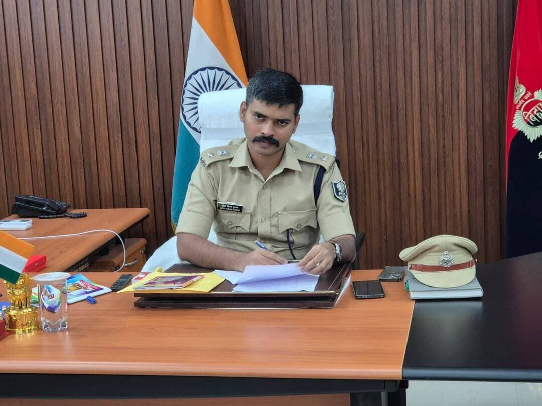 जनता दरबार में एसपी ने सुनीं लोगों की फरियाद
जहानाबाद : शनिवार को पुलिस अधीक्षक कोटा किरण कुमार ने जनता दरबार लगाकर लोगों की समस्याओं की जानकारी ली। जिले के अलग-अलग इलाकों से पहुंचे फरियादियों ने अपनी शिकायतें पुलिस अधीक्षक के समक्ष रखीं। एसपी ने एक-एक कर सभी लोगों की बात सुनी और संबंधित मामलों के बारे में जानकारी प्राप्त की। उन्होंने मौके पर मौजूद पुलिस पदाधिकारियों को शिकायतों की जांच कर नियमानुसार कार्रवाई करने का निर्देश दिया। एसपी ने कहा कि लोगों की समस्याओं के समाधान में अनावश्यक विलंब नहीं होना चाहिए। संबंधित अधिकारी मामले की गंभीरता को देखते हुए त्वरित कार्रवाई सुनिश्चित करें। जनता दरबार के माध्यम से पुलिस और आम लोगों के बीच संवाद स्थापित करने के साथ शिकायतों के निष्पादन पर जोर दिया गया।