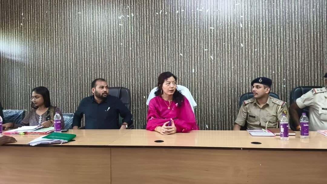 काको में शनिवारीय जनता दरबार, 34 राजस्व मामलों की हुई सुनवाई
जहानाबाद : काको अंचल में शनिवार को आयोजित शनिवारीय जनता दरबार में जिला पदाधिकारी छिरिङ वाई भूटिया ने आमजनों की शिकायतें और राजस्व संबंधी मामलों की सुनवाई की। जनता दरबार में कुल 34 आवेदन प्राप्त हुए। इनमें दाखिल-खारिज, परिमार्जन, लगान में त्रुटि और भूमि विवाद से जुड़े मामले शामिल रहे। छह द्विपक्षीय मामलों की भी सुनवाई की गई।
जनता दरबार में बालमुकुंद शाह के मामले में अंचल अमीन और संबंधित राजस्व कर्मचारी को स्थल जांच कर प्रतिवेदन देने का निर्देश दिया गया। कांति देवी के मकान निर्माण में व्यवधान के मामले में दोनों पक्षों को नोटिस जारी कर अगली तिथि पर उपस्थित कराने को कहा गया। सिकरिया निवासी बिरेंद्र कुमार के बिहार सरकार की भूमि पर अतिक्रमण के मामले में स्थल जांच का निर्देश दिया गया।
कमिंदर राम के खाता, खेसरा और रकबा संबंधी मामले में अमीन के मापी प्रतिवेदन के आधार पर अभिलेख अद्यतन करने को कहा गया। बढ़ौना निवासी राहुल कुमार के अतिक्रमण संबंधी मामले में पुलिस बल की मांग कर अतिक्रमण हटाने की तिथि निर्धारित करने तथा अशिया निवासी नरेश शर्मा के मामले में अंचलाधिकारी को स्थल जांच कर नियमानुसार कार्रवाई करने का निर्देश दिया गया।
जनता दरबार में अंचलाधिकारी, राजस्व अधिकारी, काको, पाली व भेलावर थानाध्यक्ष सहित अन्य पदाधिकारी मौजूद रहे। डीएम ने शेष मामलों की भी अभिलेख और तथ्यों के आधार पर जांच कर समयबद्ध कार्रवाई सुनिश्चित करने का निर्देश दिया।