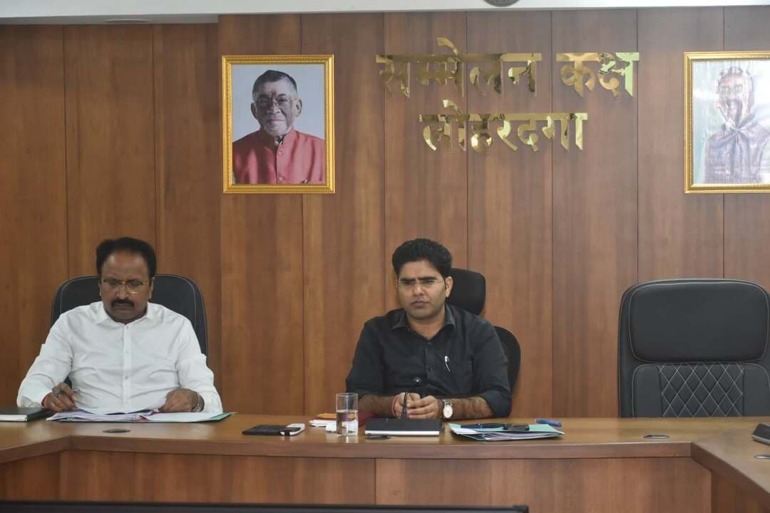 लोहरदगा में कृषि योजनाओं की समीक्षा, योग्य किसानों तक लाभ पहुंचाने का निर्देश
IHQ PUBLIC INDIA
लोहरदगा। उपायुक्त संदीप कुमार मीना की अध्यक्षता में शनिवार को समाहरणालय सभाकक्ष में कृषि एवं संबद्ध विभागों की समीक्षा बैठक हुई। बैठक में कृषि, मत्स्य, भूमि संरक्षण समेत विभिन्न विभागों की योजनाओं की प्रगति की समीक्षा की गई।
उपायुक्त ने अधिकारियों को निर्धारित लक्ष्य के अनुरूप योजनाओं की उपलब्धि सुनिश्चित करने और पात्र लाभुकों तक योजनाओं का लाभ पहुंचाने का निर्देश दिया।
बैठक में खरीफ-2026 के तहत धान, मक्का एवं मोटे अनाज के लक्ष्य, फसल आच्छादन और बीज वितरण की समीक्षा हुई। संकर धान के लक्ष्य की अपेक्षित उपलब्धि नहीं होने पर उपायुक्त ने नाराजगी जताते हुए लक्ष्य पूरा करने का निर्देश दिया।
केसीसी 2026-27 की समीक्षा के दौरान अक्टूबर माह में रबी फसल के लिए विशेष शिविर आयोजित कर अधिक से अधिक किसानों के आवेदन प्राप्त करने को कहा गया।
मृदा जांच की समीक्षा में लक्ष्य के अनुरूप प्रगति संतोषजनक नहीं पाए जाने पर मिट्टी के नमूनों का संग्रह और जांच में तेजी लाने का निर्देश दिया गया। प्रधानमंत्री कृषि सिंचाई योजना, फसल सुरक्षा योजना, झारखंड मिलेट मिशन, पीएम कुसुम योजना और डिजिटल क्रॉप सर्वे की भी समीक्षा की गई।
उपायुक्त ने प्रधानमंत्री कृषि सिंचाई योजना का व्यापक प्रचार-प्रसार करने तथा वास्तविक रूप से योग्य किसानों को इसका लाभ दिलाने पर जोर दिया। वहीं झारखंड मिलेट मिशन के प्राप्त आवेदनों का शीघ्र निष्पादन करने का निर्देश दिया गया।
मत्स्य विभाग की योजनाओं की समीक्षा करते हुए उपायुक्त ने जीर्णोद्धार किए गए तालाबों से जुड़े मत्स्यपालकों को योजनाओं का लाभ दिलाने को कहा। भूमि संरक्षण विभाग की मुख्यमंत्री ट्रैक्टर वितरण योजना के लिए भी अधिक से अधिक योग्य किसानों के आवेदन सृजित कराने का निर्देश दिया गया।
बैठक में उप विकास आयुक्त राज महेश्वरम सहित कृषि, पशुपालन, मत्स्य, भूमि संरक्षण, उद्यान एवं अन्य संबंधित विभागों के पदाधिकारी व कर्मी उपस्थित रहे। इस बैठक की जानकारी शनिवार शाम 5 बजे मीडिया को साझा किया गया