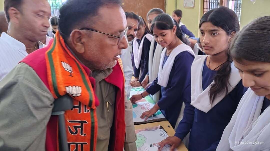 ‘सेवा संकल्प अभियान’ के अंतर्गत करैरा स्थित पीएम श्री शासकीय कन्या उच्चतर माध्यमिक विद्यालय में “मेरे सपनों का भारत” विषय पर राष्ट्रीय चित्रकला एवं भाषण प्रतियोगिता का सफल आयोजन किया गया। कार्यक्रम में मुख्य अतिथि के रूप में सम्मिलित हुए क्षेत्रीय विधायक श्री रमेश प्रसाद खटीक ने छात्राओं द्वारा उकेरी गई चित्रकला एवं उनकी रचनात्मकता की जमकर सराहना की।
मुख्य अतिथि क्षेत्रीय विधायक श्री रमेश प्रसाद खटीक ने अपने संबोधन में कहा कि शासन की जनकल्याणकारी योजनाओं को ऐसे आयोजनों के माध्यम से जन-जन तक पहुंचाना है तथा सेवा संकल्प अभियान को जन-जन का अभियान बनाना है। उन्होंने प्रतियोगिता में भाग ले रही छात्राओं से संवाद कर उनके चित्रों के बारे में जानकारी ली और उनका उत्साहवर्धन किया।
कार्यक्रम के दौरान शिक्षिका सोनिका गुप्ता के निर्देशन में छात्राओं द्वारा प्रस्तुत ‘मेरा देश बदल रहा है, हम भी बदल रहे हैं’ विषय पर केंद्रित कव्वाली नृत्य ने सभी अतिथियों का मन मोह लिया। प्रतियोगिताओं के अंत में उत्कृष्ट प्रदर्शन करने वाली विजेता छात्राओं को प्रमाण पत्र देकर सम्मानित किया गया।
#सेवा_संकल्प_अभियान
#SevaSankalpAbhiyan
#SHIVPURI