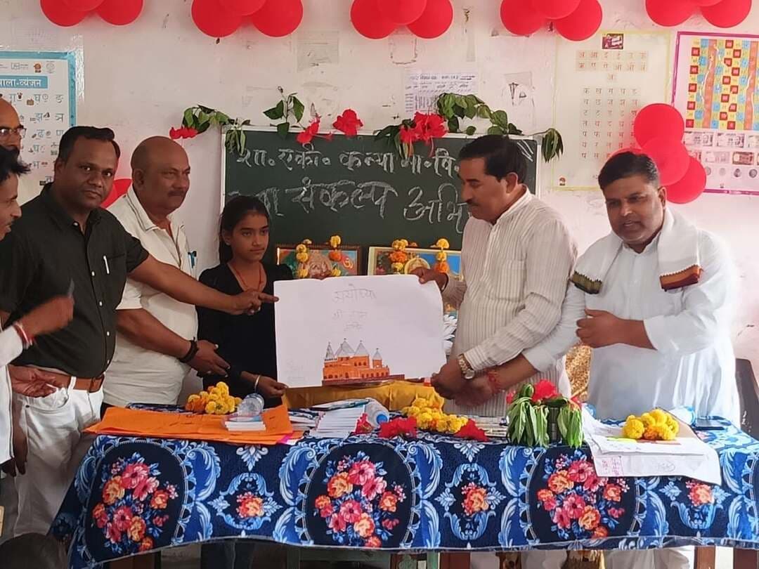 प्रधानमंत्री श्री नरेंद्र मोदी के जन्मदिवस के उपलक्ष्य में 17 सितंबर से 17 अक्टूबर तक चलाए जा रहे ‘सेवा संकल्प अभियान’ के अंतर्गत पोहरी विकासखंड के समस्त विद्यालयों में ब्लॉक स्तरीय चित्रकला एवं भाषण प्रतियोगिताओं का सफल आयोजन किया गया।
भियान के तहत पोहरी स्थित शासकीय एकीकृत कन्या माध्यमिक विद्यालय में ब्लॉक स्तरीय चित्रकला एवं भाषण प्रतियोगिता आयोजित की गई। प्रतियोगिताओं में विद्यार्थियों ने ‘‘मेरे सपनों का भारत’’ विषय पर अपनी कल्पनाओं को कैनवास पर उकेरा और भाषण के माध्यम से अपने विचार व्यक्त किए।
कन्या विद्यालय में आयोजित कार्यक्रम में पूर्व राज्यमंत्री श्री सुरेश धाकड़ राठखेड़ा मुख्य अतिथि के रूप में शामिल हुए। उन्होंने विद्यार्थियों द्वारा बनाई गई कलाकृतियों की सराहना करते हुए उनका उत्साहवर्धन किया तथा उत्कृष्ट प्रदर्शन करने वाले छात्रों को पुरस्कृत किया।
#सेवा_संकल्प_अभियान
#SevaSankalpAbhiyan
#SHIVPURI