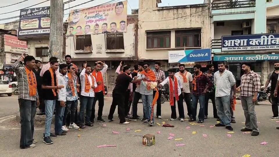 दिल्ली में एबीवीपी की जीत पर रुद्रपुर में जश्न, भगत सिंह चौक पर आतिशबाजी कर एक-दूसरे को खिलाई मिठाई।
#ABVP #दिल्ली #रुद्रपुर #भगतसिंहचौक #आतिशबाजी #जीत_का_जश्न #FrontNewsNetwork