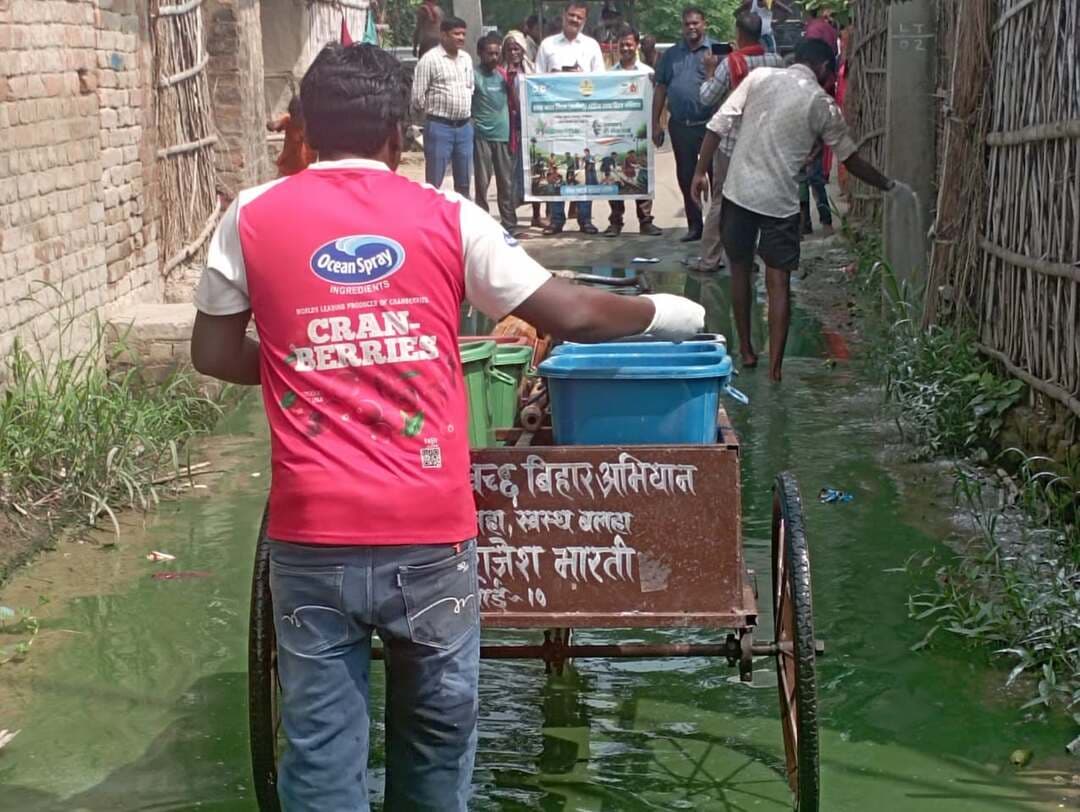 🧹 **स्वच्छता ही सेवा अभियान | मानसी**
मानसी प्रखंड के महादलित टोला में **प्रखंड विकास पदाधिकारी, मानसी** के नेतृत्व में स्वच्छता ही सेवा अभियान के तहत जागरूकता अभियान चलाया गया। इस दौरान ग्रामीणों को **स्वच्छता, साफ-सफाई, कचरा प्रबंधन एवं स्वस्थ जीवनशैली** अपनाने के लिए प्रेरित किया गया।
**स्वच्छ गांव, स्वस्थ समाज—स्वच्छता में जनभागीदारी से ही साकार होगा।** ♻️