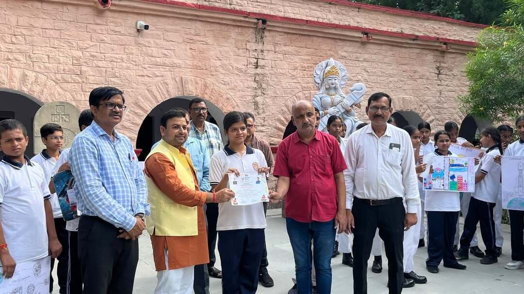 #SewaSankalpAbhiyan में विद्यार्थियों ने चित्रों और वक्तव्यों में उकेरा विकसित भारत का सपना
चित्रकला में 74 और भाषण प्रतियोगिता में 48 विद्यार्थियों ने दिखाई प्रतिभा, सेवा और राष्ट्र निर्माण का दिया संदेश
शासकीय उत्कृष्ट उच्चतर माध्यमिक विद्यालय क्रमांक-1 एवं छौंदा स्कूल में आयोजित हुईं रचनात्मक प्रतियोगिताएं
सेवा संकल्प अभियान के अंतर्गत शासकीय उत्कृष्ट उच्चतर माध्यमिक विद्यालय क्रमांक-1 एवं शासकीय हाईस्कूल छौंदा, मुरैना में ‘‘विकसित भारत एवं 25 वर्षों के सेवा कार्य’’ विषय पर चित्रकला एवं भाषण प्रतियोगिताओं का आयोजन किया गया। प्रतियोगिता के दौरान विद्यार्थियों ने अपनी कल्पनाओं, विचारों और रचनात्मक अभिव्यक्तियों के माध्यम से उस भारत की तस्वीर प्रस्तुत की, जिसे वे वर्ष 2047 तक विकसित, सशक्त, स्वच्छ और आत्मनिर्भर देखना चाहते हैं। चित्रकला प्रतियोगिता में 74 तथा भाषण प्रतियोगिता में 48 विद्यार्थियों ने उत्साहपूर्वक सहभागिता की। कार्यक्रम में 880 विद्यार्थी तथा 32 अभिभावक एवं नागरिक उपस्थित रहे।
चित्रों में किसी ने स्वच्छ एवं हरित भारत की परिकल्पना को आकार दिया, तो किसी ने शिक्षा, तकनीक, नवाचार और आत्मनिर्भरता के माध्यम से आगे बढ़ते भारत की तस्वीर उकेरी। वहीं भाषण प्रतियोगिता में विद्यार्थियों ने सेवा भावना, सामाजिक उत्तरदायित्व और राष्ट्र निर्माण में युवाओं की भूमिका पर अपने विचार साझा किए। विद्यार्थियों की प्रस्तुतियों में भविष्य के भारत के प्रति उनका उत्साह, संवेदनशीलता और जिम्मेदारी का भाव स्पष्ट रूप से दिखाई दिया।
कार्यक्रम में जिला पंचायत के मुख्य कार्यपालन अधिकारी श्री कमलेश कुमार भार्गव ने विद्यार्थियों की रचनात्मकता की सराहना करते हुए कहा कि आज के विद्यार्थियों के विचार और सपने ही आने वाले भारत की दिशा तय करेंगे। उन्होंने विद्यार्थियों से अपनी प्रतिभा, ऊर्जा और ज्ञान का उपयोग समाज एवं राष्ट्रहित में करने का आह्वान किया।
मुख्य वक्ता जिला अध्यक्ष श्री कमलेश कुशवाहा ने कहा कि युवा शक्ति विकसित भारत की आधारशिला है। वर्ष 2047 तक भारत को विकसित राष्ट्र बनाने के लिए समाज के प्रत्येक वर्ग की सहभागिता आवश्यक है। उन्होंने विद्यार्थियों से शिक्षा, कौशल, नवाचार एवं अनुशासन को अपनी जीवनशैली का हिस्सा बनाकर राष्ट्र निर्माण में सक्रिय योगदान देने का आह्वान किया।
विद्यालय के प्राचार्य श्री मुकेश कुमार शांडिल्य ने कहा कि इस प्रकार की प्रतियोगिताएं विद्यार्थियों को केवल अपनी प्रतिभा प्रदर्शित करने का अवसर ही नहीं देतीं, बल्कि उन्हें अपने विचारों को समाज और राष्ट्र के व्यापक हित से जोड़ने की प्रेरणा भी देती हैं। श्री प्रताप सिंह गुर्जर ने कहा कि विद्यार्थियों की प्रतिभा को अभिव्यक्ति का मंच मिलने से उनका आत्मविश्वास बढ़ता है और उनमें समाज के प्रति जिम्मेदारी की भावना विकसित होती है। जिला शिक्षा अधिकारी श्री बी.एस. इंदौलिया ने विद्यार्थियों को शिक्षा के साथ सेवा, अनुशासन एवं नागरिक दायित्व के मूल्यों को आत्मसात करने के लिए प्रेरित किया।
पुरस्कार वितरण अवसर पर डीपीसी श्री हरीश तिवारी ने कहा कि प्रतियोगिताएं विद्यार्थियों की प्रतिभा को निखारने और उन्हें निरंतर आगे बढ़ने के लिए प्रेरित करने का सशक्त माध्यम हैं। समापन अवसर पर मुख्य अतिथि श्री सोनू परमार ने विद्यार्थियों से अपने सपनों को संकल्प और कर्म से जोड़ते हुए विकसित भारत के निर्माण में सहभागी बनने का आह्वान किया।
डॉ. राकेश कुमार शर्मा ने आयोजन के उद्देश्यों पर प्रकाश डालते हुए कार्यक्रम का संचालन किया। प्रतियोगिताओं के आयोजन में श्रीमती कविता सारस्वत एवं श्रीमती गायत्री तोमर का विशेष सहयोग रहा।
#JansamparkMP #morena2026 #Morena #MadhyaPradesh Jansampark Madhya Pradesh