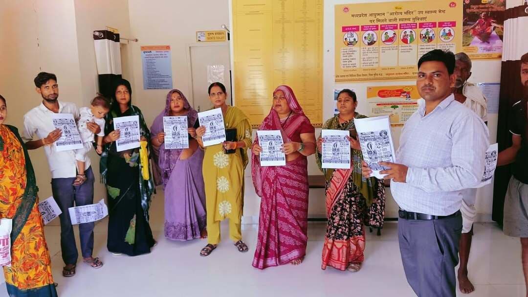 सर्पदंश से बचाव एवं त्वरित उपचार के लिए स्वास्थ्य विभाग ने किया जन-जागरूक
अंतरराष्ट्रीय सर्पदंश जागरूकता दिवस के अवसर पर जिले की विभिन्न स्वास्थ्य संस्थाओं में सर्पदंश से बचाव, प्राथमिक उपचार एवं समय पर चिकित्सा सुविधा प्राप्त करने के संबंध में जन-जागरूकता गतिविधियों का आयोजन किया गया। मुख्य चिकित्सा एवं स्वास्थ्य अधिकारी डॉ. पदमेश उपाध्याय ने बताया कि सर्पदंश गंभीर, किंतु रोकथाम योग्य जनस्वास्थ्य समस्या है। समय पर उपचार मिलने तथा एंटी स्नेक वेनम सहित आवश्यक चिकित्सा सुविधा उपलब्ध होने से सर्पदंश के कारण होने वाली मृत्यु एवं गंभीर जटिलताओं को काफी हद तक कम किया जा सकता है।
उन्होंने बताया कि वर्षा ऋतु में सर्पदंश की घटनाओं में वृद्धि होती है। सर्पदंश की स्थिति में घबराने के बजाय पीड़ित को शांत एवं स्थिर रखते हुए तत्काल निकटतम स्वास्थ्य संस्था में ले जाना चाहिए। प्रभावित अंग से अंगूठी, घड़ी, गहने तथा अन्य कसाव वाली वस्तुएं तत्काल हटा देनी चाहिए। दंश वाले स्थान पर चीरा नहीं लगाना चाहिए और न ही उसे मुंह से चूसना चाहिए। झाड़-फूंक कराने, बर्फ लगाने अथवा प्रभावित अंग पर कसकर पट्टी बांधने से भी बचना चाहिए।
सीएमएचओ डॉ. उपाध्याय ने आमजन से अपील की है कि सर्पदंश से बचाव के लिए रात में आवागमन के दौरान टॉर्च का उपयोग करें, पैर ढकने वाले जूते पहनें तथा घर एवं आसपास के परिसर में साफ-सफाई बनाए रखें। उन्होंने फर्श पर सोने से बचने की भी सलाह दी है। सर्पदंश के बाद प्रभावित स्थान पर सूजन एवं तेज दर्द, बेहोशी, पलकों का भारी होना, उल्टी, सांस लेने में कठिनाई अथवा आंखों से धुंधला दिखाई देने जैसे लक्षण दिखाई देने पर बिना विलंब किए तत्काल चिकित्सा सहायता प्राप्त करनी चाहिए।