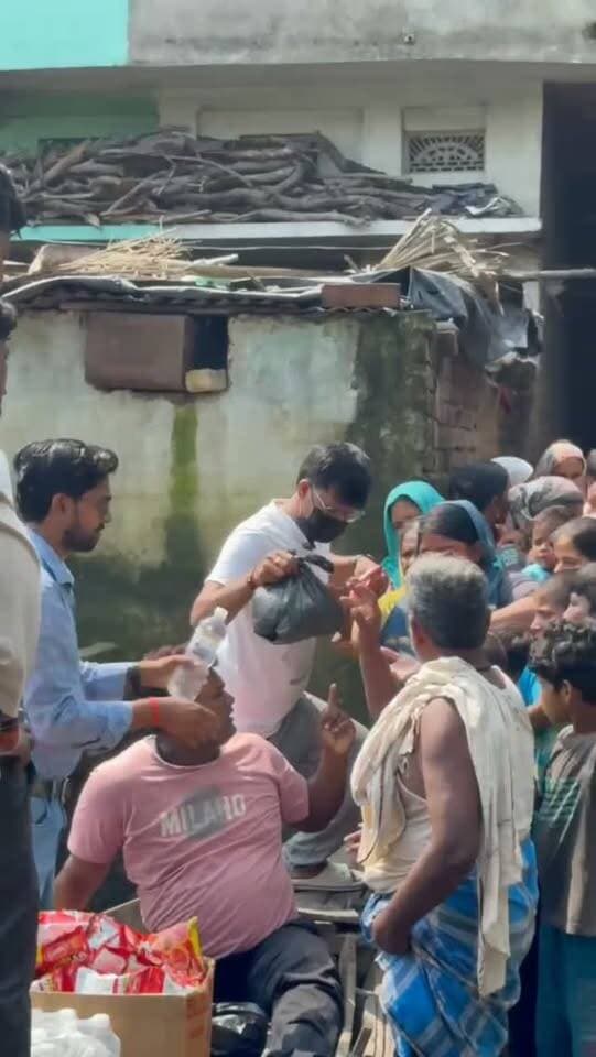 बाढ़ पीड़ितों के बीच सूखा राशन वितरण