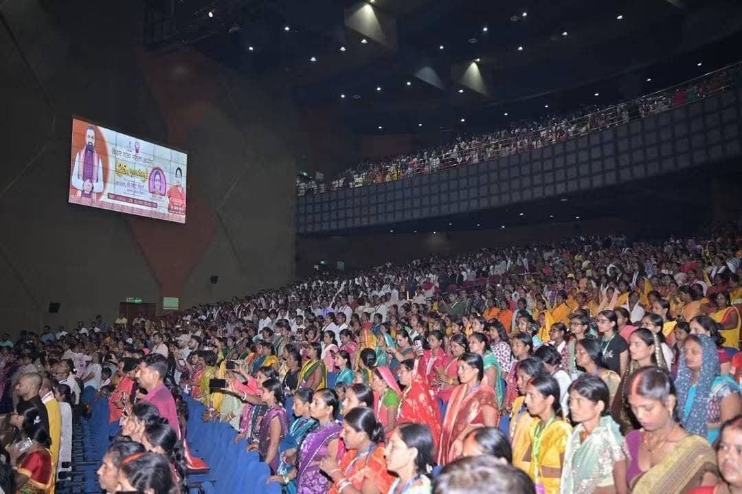 बिहार राज्य महिला आयोग के 25 वर्ष पूर्ण होने के उपलक्ष्य में पटना के बापू सभागार में आयोजित रजत जयंती समारोह का माननीय मुख्यमंत्री श्री Samrat Choudhary जी ने उद्घाटन किया।
इस अवसर पर माननीय स्वास्थ्य मंत्री श्री Nishant जी सम्मिलित हुए। उन्होंने आयोग की इस लंबी यात्रा के लिए बधाई एवं शुभकामनाएं दीं तथा महिलाओं के अधिकारों की रक्षा, उनकी समस्याओं के समाधान और उन्हें न्याय दिलाने की दिशा में आयोग की महत्वपूर्ण भूमिका की सराहना की।
इस कार्यक्रम में माननीय उपमुख्यमंत्री श्री विजय कुमार चौधरी जी, माननीय मंत्री श्री श्रवण कुमार जी, माननीया मंत्री श्रीमती लेशी सिंह जी, माननीया मंत्री डॉ. श्वेता गुप्ता जी, माननीया मंत्री श्रीमती शीला मंडल जी, महिला आयोग की अध्यक्ष श्रीमती अप्सरा मिश्रा जी, विधान पार्षद श्रीमती भारती मेहता जी, विधान पार्षद श्रीमती शिवरानी प्रजापति जी, श्रीमती अंजुम आरा जी सहित अन्य गणमान्य लोग उपस्थित रहे।
#JDU #JanataDalUnited #nishantkumar #Bihar