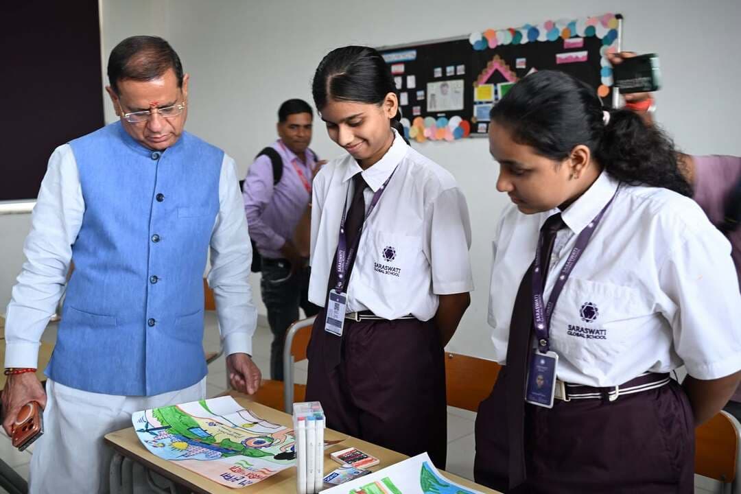 बच्चों ने कैनवास पर उकेरे सपनों के भारत के रंग, मंत्री राजेश नागर ने विजेताओं को किया सम्मानित
प्रधानमंत्री नरेंद्र मोदी के जन्मदिन के उपलक्ष्य में सेक्टर-105 स्थित सरस्वती ग्लोबल स्कूल में ‘मेरे सपनों का भारत’ विषय पर चित्रकला प्रतियोगिता आयोजित की गई। विभिन्न आयु वर्ग के विद्यार्थियों ने उत्साहपूर्वक भाग लेते हुए रंगों के माध्यम से विकसित, आत्मनिर्भर और सशक्त भारत की अपनी कल्पनाओं को कैनवास पर उतारा।
कार्यक्रम में हरियाणा सरकार के मंत्री राजेश नागर ने मुख्य अतिथि के रूप में शिरकत की और प्रतियोगिता के विजेता विद्यार्थियों को पुरस्कार देकर सम्मानित किया। उन्होंने बच्चों की प्रतिभा की प्रशंसा करते हुए कहा कि आज के बच्चे ही भविष्य के भारत के निर्माता हैं। उन्हें बड़े सपने देखने, लक्ष्य निर्धारित करने और राष्ट्र निर्माण में योगदान देने के लिए निरंतर प्रोत्साहित किया जाना चाहिए।
मंत्री राजेश नागर ने कहा कि ‘मेरे सपनों का भारत’ जैसी प्रतियोगिताएं बच्चों को अपनी कल्पनाशीलता और रचनात्मकता प्रदर्शित करने का बेहतर अवसर प्रदान करती हैं। विद्यार्थियों को ऐसा भारत बनाने का सपना देखना चाहिए, जो विकसित, आत्मनिर्भर, सशक्त और संस्कारों से समृद्ध हो।
प्रतियोगिता को तीन आयु वर्गों में आयोजित किया गया। तीसरी से पांचवीं कक्षा के वर्ग में रिद्धिमान ने प्रथम, आराध्या ने द्वितीय और ओजस्वी ने तृतीय स्थान हासिल किया। छठी से आठवीं कक्षा के वर्ग में यशिका प्रथम, द्रोण द्वितीय और तन्वी तृतीय स्थान पर रहीं। नौवीं से बारहवीं कक्षा के वर्ग में श्रेया ने प्रथम, भूमि ने द्वितीय और कन्हैया ने तृतीय स्थान प्राप्त किया।
विद्यार्थियों ने अपनी कलाकृतियों में आधुनिक तकनीक, पर्यावरण संरक्षण, शिक्षा, स्वच्छता, देशभक्ति और विकास जैसे विषयों को खूबसूरती से प्रदर्शित किया। स्कूल प्रबंधन ने सभी प्रतिभागियों की सराहना करते हुए कहा कि इस प्रकार की गतिविधियां बच्चों में रचनात्मक सोच, आत्मविश्वास और सामाजिक जिम्मेदारी की भावना विकसित करती हैं।
इस अवसर पर स्कूल के अध्यक्ष वाईके माहेश्वरी, वाइस चेयरमैन अनुभव माहेश्वरी, प्राचार्य मंजुल माहेश्वरी, शैक्षणिक इंचार्ज फिलोमिना और तिगांव के सरपंच विक्रम प्रताप नागर सहित अनेक गणमान्य व्यक्ति उपस्थित रहे। कार्यक्रम के अंत में विजेता विद्यार्थियों को सम्मानित करते हुए उनके उज्ज्वल भविष्य की कामना की गई।