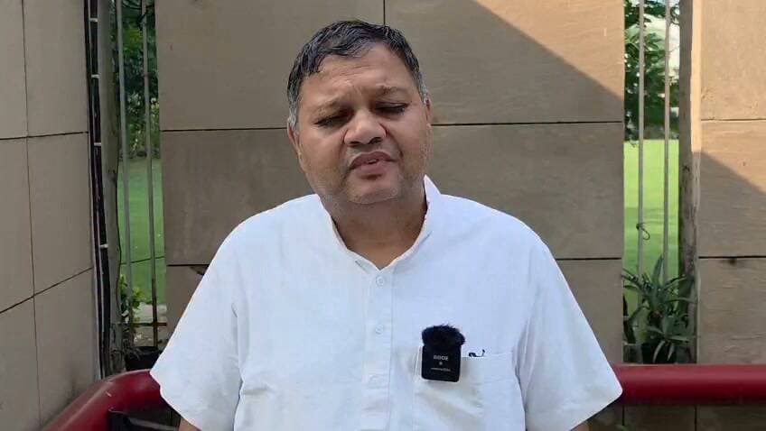 कागजों के बाद अब धरातल से पाइप गायब, नीरज शर्मा ने उठाए नगर निगम और पुलिस की कार्यशैली पर सवाल...
एनआईटी विधानसभा क्षेत्र के पूर्व विधायक नीरज शर्मा ने पेयजल आपूर्ति के लिए रखे गए पाइप चोरी होने के मामले को लेकर नगर निगम और पुलिस प्रशासन की कार्यशैली पर गंभीर सवाल उठाए हैं। उन्होंने आरोप लगाया कि नगर निगम में पहले कागजों में अनियमितताएं सामने आती थीं, लेकिन अब जनता की सुविधा के लिए लाया गया सामान भी धरातल से गायब होने लगा है।
नीरज शर्मा के अनुसार, एनआईटी क्षेत्र में पेयजल संकट दूर करने और गर्मियों में बेहतर जलापूर्ति सुनिश्चित करने के उद्देश्य से कई महीने पहले भारी-भरकम पाइप लाकर रखे गए थे। आरोप है कि इन पाइपों को रात के समय कंटेनर में लादकर ले जाया गया। पूरी घटना सीसीटीवी कैमरों में कैद होने का दावा किया गया है।
उन्होंने बताया कि ठेकेदार हुकम सिंह की शिकायत पर मामले में एफआईआर संख्या 389 दर्ज की गई है और सीसीटीवी फुटेज भी पुलिस को सौंप दी गई है। इसके बावजूद अभी तक आरोपियों के खिलाफ ठोस कार्रवाई नहीं होने का आरोप लगाते हुए उन्होंने पुलिस और नगर निगम प्रशासन की उदासीनता पर नाराजगी जताई।
पूर्व विधायक ने भाजपा की अंदरूनी गुटबाजी को लेकर भी निशाना साधा। उन्होंने कहा कि जनता ने जिन प्रतिनिधियों को विकास और अपने अधिकारों की रक्षा के लिए चुना था, वे इस गंभीर मामले पर चुप्पी साधे हुए हैं। उनका आरोप है कि सत्ताधारी दल की आपसी खींचतान का नुकसान आम जनता को उठाना पड़ रहा है और लोग पेयजल संकट से जूझ रहे हैं।
नीरज शर्मा ने सरकार एवं उच्च अधिकारियों से पूरे मामले की निष्पक्ष और उच्चस्तरीय जांच कराने की मांग की है। उन्होंने कहा कि सीसीटीवी फुटेज के आधार पर आरोपियों की पहचान कर उनके खिलाफ सख्त कानूनी कार्रवाई की जाए और एनआईटी क्षेत्र में जल्द से जल्द पेयजल आपूर्ति सुनिश्चित की जाए।
उन्होंने पुलिस आयुक्त से मामले की जांच अपराध शाखा को सौंपने की मांग करते हुए नगर निगम आयुक्त को भी घटना से अवगत कराया है। फिलहाल इस मामले में नगर निगम, पुलिस प्रशासन अथवा भाजपा की ओर से कोई आधिकारिक प्रतिक्रिया सामने नहीं आई है।