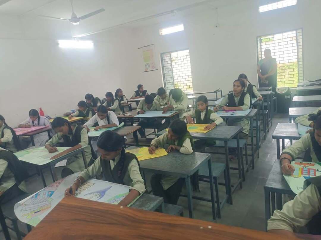 सेवा संकल्प अभियान में विद्यार्थियों ने चित्रों में उकेरे अपने सपनों के भारत के रंग
स्कूलों में ‘मेरे सपनों का भारत’ थीम पर चित्रकला प्रतियोगिता आयोजित
सेवा संकल्प अभियान के अंतर्गत जिले के विद्यालयों में ‘मेरे सपनों का भारत’ थीम पर चित्रकला प्रतियोगिताएं आयोजित की गईं। प्रतियोगिता में छोटे बच्चों से लेकर बड़े विद्यार्थियों तक ने उत्साहपूर्वक सहभागिता करते हुए चित्रों के माध्यम से अपने सपनों के भारत की कल्पना को अभिव्यक्त किया। अभियान के अंतर्गत विद्यार्थियों को उनकी रचनात्मक प्रतिभा और सामाजिक सरोकारों से जुड़ने का अवसर प्रदान किया जा रहा है।
चित्रकला प्रतियोगिता में विद्यार्थियों ने अलग-अलग विषयों को केंद्र में रखते हुए आकर्षक चित्र बनाए। अनेक विद्यार्थियों ने विकसित भारत की परिकल्पना को चित्रों में उकेरते हुए देश में हो रहे विकास कार्यों, आधुनिक सुविधाओं, शिक्षा, स्वच्छता, पर्यावरण संरक्षण सहित विभिन्न विषयों को रचनात्मक ढंग से प्रस्तुत किया।
प्रतियोगिता में विद्यार्थियों का उत्साह देखते ही बना। बच्चों ने अपनी कल्पनाशीलता और कला प्रतिभा का प्रदर्शन करते हुए पूरे मनोयोग से चित्र तैयार किए। शिक्षकों ने विद्यार्थियों का उत्साहवर्धन करते हुए उनकी रचनाओं की सराहना की और बेहतर प्रदर्शन के लिए प्रोत्साहित किया।
प्रतियोगिता में उत्कृष्ट प्रदर्शन करने वाले विद्यार्थियों का चयन कर उन्हें पुरस्कार एवं प्रमाण-पत्र प्रदान कर सम्मानित किया जाएगा। ‘मेरे सपनों का भारत’ गतिविधि के माध्यम से विद्यार्थियों को अपने विचारों और कल्पनाओं को रचनात्मक रूप से व्यक्त करने का अवसर मिल रहा है।#jansampark #Ratlam
#MadhyaPradesh