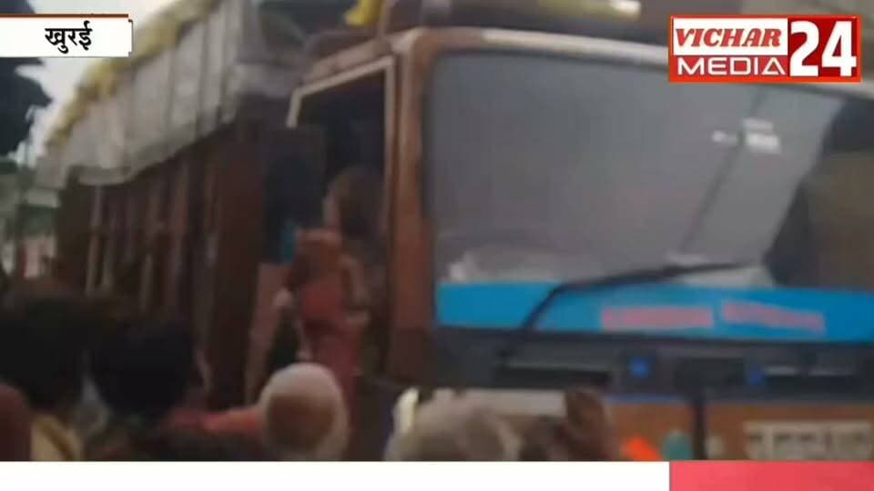 एक रास्ता बंद, दूसरा बना आफत... संकरी गली में ट्रक ने तोड़ा मकान #khurainews #rahatgarh #sadak #truck #jaam #vahan #garmin