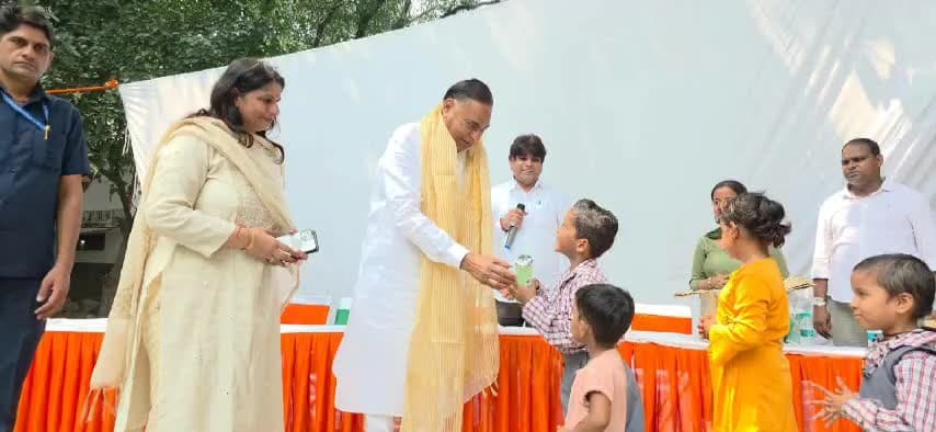 प्रधानमंत्री नरेंद्र मोदी के जन्मदिवस को लेकर सेवा पखवाड़ा के तहत सरकारी स्कूल के बच्चों को पानी की बोतल हुआ वितरित