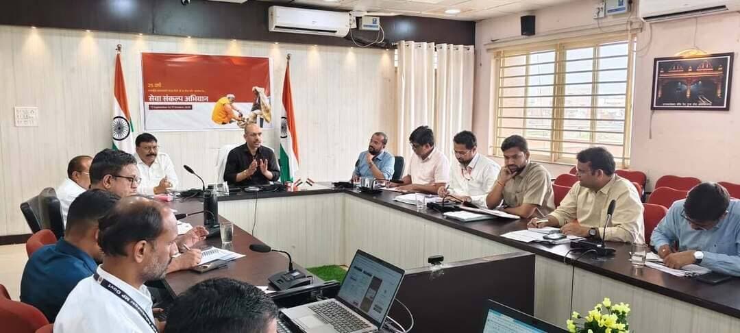 राजस्व अधिकारियों की बैठक में कलेक्टर ने राजस्व प्रकरणों का समय-सीमा में निराकरण करने के दिए निर्देश
--
कलेक्टर श्री साकेत मालवीय की अध्यक्षता में शनिवार को कलेक्ट्रेट सभाकक्ष में राजस्व अधिकारियों की बैठक आयोजित की गई। बैठक में राजस्व विभाग से संबंधित योजनाओं एवं प्रकरणों की समीक्षा करते हुए कलेक्टर ने अधिकारियों को आवश्यक दिशा-निर्देश दिए।
कलेक्टर श्री मालवीय ने स्वामित्व अधिकार अभिलेख निष्पादन एवं पंजीयन 2026 योजना के अंतर्गत संबंधित हितग्राहियों की ई-केवाईसी एवं भूमि की ई-केवाईसी कराए जाने के निर्देश समस्त एसडीएम एवं तहसीलदारों को दिए। उन्होंने कहा कि स्वामित्व अधिकार अभिलेख योजना शासन की महत्वपूर्ण योजना है, इसके क्रियान्वयन से संबंधित कार्यों को प्राथमिकता के साथ पूर्ण किया जाना सुनिश्चित करें। उन्होंने निर्देश दिए कि योजना के तहत ग्रामीण क्षेत्रों में शिविरों का आयोजन कर ई-केवायसी का कार्य पूर्ण कराया जाए। उन्होंने फॉर्मर रजिस्ट्री, खरीफ गिरदावरी तथा आरसीएमएस पोर्टल पर दर्ज नामांतरण, बंटवारा एवं सीमांकन के प्रकरणों की समीक्षा करते हुए सभी लंबित प्रकरणों का निर्धारित समय-सीमा में निराकरण करने के निर्देश संबंधित अधिकारियों को दिए। उन्होंने कहा कि राजस्व प्रकरणों के निराकरण में अनावश्यक विलंब नहीं होना चाहिए तथा नागरिकों को समय पर सेवाओं का लाभ मिले, यह सुनिश्चित किया जाए। उन्होंने निर्देश दिए कि राजस्व विभाग अंतर्गत सीएम हेल्पलाइन की लंबित शिकायतों का संतुष्टिपूर्ण कर निराकरण कर ए ग्रेड में आना सुनिश्चित करें।
बैठक में कलेक्टर ने समस्त एसडीएम को निर्देशित किया कि स्कूलों एवं आंगनवाड़ियों में बच्चों को मिलने वाले मध्यान्ह भोजन की गुणवत्ता एवं वितरण की नियमित मॉनिटरिंग की जाए। इसके लिए सतत निरीक्षण करते हुए यह सुनिश्चित किया जाए कि बच्चों को निर्धारित मापदंड के अनुसार भोजन उपलब्ध हो। उन्होंने सेवा संकल्प अभियान की गतिविधियों की जानकारी सीएम डैशबोर्ड पर नियमित रूप से अपडेट करने तथा कार्यक्रमों के फोटो एवं वीडियो समय पर अपलोड करने के निर्देश दिए। साथ ही संबल योजना के अंतर्गत पात्र हितग्राहियों को निर्धारित समय-सीमा में योजनाओं का लाभ दिलाया जाना सुनिश्चित करने के निर्देश दिए। उन्होंने सीएम हेल्पलाइन एवं जनसुनवाई,केन्द्रीय मंत्री,अर्द्धशासकीय पत्रों,जनप्रतिनिधियों से प्राप्त होने वाले पत्रों पर समय सीमा में कार्यवाही के निर्देश दिए। उन्होंने सिविल सूट,उच्च न्यायालय में लंबित प्रकरणों के जबाव समस सीमा में प्रस्तुत किये जाने के निर्देश दिए। उन्होंने समस्त एसडीएम को निर्देशित किया कि अपने-अपने अनुभाग अंतर्गत अवैध शराब के विरूद्ध कार्यवाही किया जाना सुनिश्चित करें। उन्होंने समस्त राजस्व अधिकारियों को निर्देशित किया कि वर्ष 2026-27 के लक्ष्य के विरूद्ध राजस्व वसूली की कार्यवाही किया जाना सुनिश्चित करें।
बैठक में कलेक्टर ने प्रसूति सहायता,जननी सुरक्षा योजना के हितग्राहियों को समय पर भुगतान सुनिश्चित करने के निर्देश दिए। उन्होंने कहा कि जिन पात्र हितग्राहियों के दस्तावेज पूर्ण नहीं हैं, उनके दस्तावेज पूर्ण कराकर उन्हें योजना का लाभ दिलाया जाए।
इस अवसर पर अपर कलेक्टर श्री डी.एन.सिंह,संयुक्त कलेक्टर श्रीमती सोनम जैन,श्री आर.बी.सिण्डोस्कर,श्री विकास कुमार आनंद सहित समस्त एसडीएम,तहसीलदार,नायब तहसीलदार एवं संबंधित अधिकारी उपस्थित रहे।
#ashoknagar