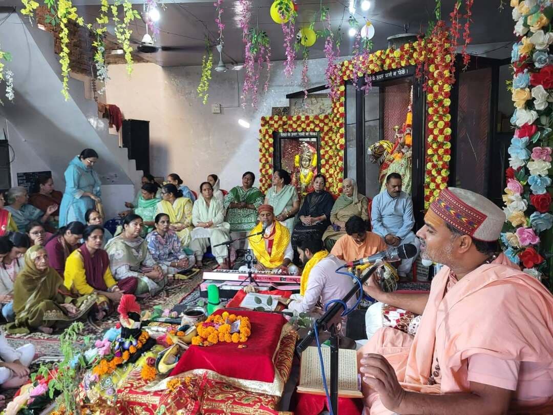 शक्ति माता मंदिर सरोल में श्रीमद्भागवत कथा सप्ताह का श्रद्धा एवं उल्लास के साथ समापन
सात दिनों तक गूंजा हरिनाम संकीर्तन, भगवान श्रीकृष्ण की मनमोहक झांकियों ने मोहा श्रद्धालुओं का मन
Pangi Live News
चम्बा, 19 सितम्बर। शक्ति माता मंदिर सरोल में आयोजित सात दिवसीय श्रीमद्भागवत कथा सप्ताह का सप्तम एवं अंतिम दिवस श्रद्धा, भक्ति और आध्यात्मिक उल्लास के साथ विधिवत संपन्न हुआ। कथा का वाचन पूज्य आचार्य महेश चैतन्य जी महाराज ने अपनी मधुर एवं प्रभावशाली वाणी से किया। सात दिनों तक उन्होंने श्रद्धालुओं को श्रीमद्भागवत महापुराण के विभिन्न दिव्य प्रसंगों का रसपान करवाया।
कथा के अंतिम दिवस मंदिर परिसर में श्रद्धालुओं की भारी भीड़ उमड़ी। भक्तों ने पूरे श्रद्धाभाव से कथा का श्रवण किया और हरिनाम संकीर्तन में उत्साहपूर्वक भाग लिया। सामूहिक संकीर्तन से पूरा मंदिर परिसर भक्तिमय वातावरण में डूब गया।
मनमोहक झांकियां बनीं विशेष आकर्षण
सात दिवसीय आयोजन के दौरान प्रतिदिन विभिन्न देवी-देवताओं एवं भगवान श्रीकृष्ण के स्वरूपों की मनमोहक झांकियां प्रस्तुत की गईं। झांकियों के माध्यम से कथा के प्रसंगों को जीवंत रूप में प्रस्तुत किया गया, जिससे श्रद्धालुओं का आध्यात्मिक जुड़ाव और अधिक गहरा हुआ।
भगवान श्रीकृष्ण की लीलाओं तथा अन्य धार्मिक प्रसंगों पर आधारित झांकियों के दर्शन कर श्रद्धालु भाव-विभोर नजर आए। मंदिर परिसर में पूरे सप्ताह भक्ति, आस्था और आध्यात्मिक ऊर्जा का वातावरण बना रहा।
भक्ति, धर्म और सदाचार का दिया संदेश
कथा के दौरान आचार्य महेश चैतन्य जी महाराज ने भगवान श्रीकृष्ण की लीलाओं के माध्यम से भक्ति, धर्म, सदाचार, संस्कार और सेवा के महत्व पर प्रकाश डाला। उन्होंने श्रद्धालुओं को संदेश दिया कि श्रीमद्भागवत कथा का श्रवण केवल धार्मिक अनुष्ठान नहीं, बल्कि मानव जीवन में सकारात्मक संस्कार, भक्ति और सेवा भावना को मजबूत करने की प्रेरणा भी देता है।
कथा के विधिवत समापन पर आयोजकों एवं श्रद्धालुओं ने मां शक्ति और भगवान श्रीकृष्ण के चरणों में कृतज्ञता अर्पित की। साथ ही आयोजन को सफल बनाने में सहयोग देने वाले सभी श्रद्धालुओं, सेवाभावी लोगों और सहयोगियों का आभार व्यक्त किया गया।
कल होगा हवन, पूर्णाहुति और भंडारा
आयोजकों के अनुसार कथा सप्ताह के उपरांत कल प्रातः 10:30 बजे से 11:30 बजे तक हवन एवं पूर्णाहुति का आयोजन किया जाएगा। इसके पश्चात श्रद्धालुओं के लिए भंडारे की व्यवस्था रहेगी।
आयोजकों ने सभी श्रद्धालुओं से हवन एवं पूर्णाहुति में सहभागी बनने तथा प्रसाद ग्रहण कर इस पावन आयोजन का पुण्य लाभ प्राप्त करने का आग्रह किया है।
“श्रीमद्भागवत कथा केवल कथा-श्रवण नहीं, बल्कि जीवन में भक्ति, संस्कार, सदाचार, सेवा और ईश्वर के प्रति समर्पण का प्रकाश जगाने वाली दिव्य साधना है।”
#Chamba #Sarol #ShaktiMataMandir #ShrimadBhagwatKatha #BhagwatKatha #MaheshChaitanyaJiMaharaj #SanatanDharma #HarinaamSankirtan #Bhakti #ChambaNews