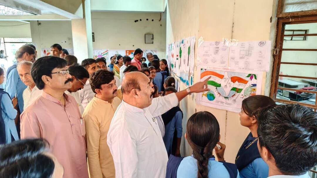 विकसित भारत की संकल्पना को लेकर मॉडल उमावि बल्देवगढ़ में चित्रकला एवं भाषण प्रतियोगिता आयोजित
--
केंद्रीय मंत्री डॉ. वीरेंद्र कुमार ने विद्यार्थियों के प्रयासों की सराहना कर विकसित भारत के निर्माण में योगदान देने किया प्रेरित
---
विकसित भारत की संकल्पना को जन-जन तक पहुंचाने एवं विद्यार्थियों में राष्ट्र निर्माण की भावना विकसित करने के उद्देश्य से सेवा संकल्प अभियान अंतर्गत शासकीय मॉडल उच्चतर माध्यमिक विद्यालय बल्देवगढ़ में चित्रकला एवं भाषण प्रतियोगिता का आयोजन किया गया। कार्यक्रम केंद्रीय मंत्री डॉ. वीरेंद्र कुमार खटीक के सानिध्य में संपन्न हुआ।
विद्यालय के प्राचार्य श्री मोतीलाल प्रजापति ने बताया कि चित्रकला प्रतियोगिता में विद्यालय के छात्र-छात्राओं ने उत्साहपूर्वक सहभागिता की। विद्यार्थियों द्वारा विकसित भारत की संकल्पना सहित विभिन्न विषयों पर बनाए गए चित्रों को विद्यालय की दीवारों पर प्रदर्शित कर प्रदर्शनी का रूप दिया गया। केंद्रीय मंत्री डॉ. वीरेंद्र कुमार सहित उपस्थित अतिथियों ने प्रदर्शनी का अवलोकन करते हुए विद्यार्थियों की रचनात्मकता एवं प्रयासों की सराहना की।
कार्यक्रम के दौरान भाषण प्रतियोगिता का भी आयोजन किया गया, जिसमें विद्यार्थियों ने उत्साह के साथ सहभागिता की। विद्यार्थियों ने अपने भाषण के माध्यम से प्रधानमंत्री श्री नरेंद्र मोदी के सार्वजनिक जीवन के 25 वर्ष पूर्ण होने के अवसर पर विकसित भारत की संकल्पना को साकार करने के लिए किए जा रहे प्रयासों एवं विभिन्न जनकल्याणकारी योजनाओं की जानकारी दी।
कार्यक्रम को संबोधित करते हुए भाजपा जिला उपाध्यक्ष श्री रामगोपाल चौरसिया ने प्रधानमंत्री श्री नरेंद्र मोदी के नेतृत्व में विकसित भारत की संकल्पना को साकार करने की दिशा में किए जा रहे कार्यों की जानकारी दी। केंद्रीय मंत्री डॉ. वीरेंद्र कुमार खटीक ने केंद्र सरकार की विभिन्न जनकल्याणकारी योजनाओं, जिनमें प्रधानमंत्री उज्ज्वला योजना, प्रधानमंत्री किसान सम्मान निधि, प्रधानमंत्री आवास योजना एवं आयुष्मान भारत योजना शामिल हैं, की जानकारी विद्यार्थियों को दी। उन्होंने कहा कि भारत आज विभिन्न क्षेत्रों में निरंतर प्रगति कर रहा है और वैश्विक स्तर पर देश की पहचान मजबूत हुई है।
केंद्रीय मंत्री ने विद्यार्थियों द्वारा प्रस्तुत चित्रों एवं भाषणों की सराहना करते हुए उन्हें विकसित भारत के निर्माण में अपनी भूमिका निभाने के लिए प्रेरित किया। उन्होंने कहा कि विद्यार्थियों की रचनात्मकता, ज्ञान और सकारात्मक सोच देश के भविष्य को मजबूत बनाने में महत्वपूर्ण भूमिका निभाएगी।
प्रतियोगिताओं में उत्कृष्ट प्रदर्शन करने वाले विद्यार्थियों को भाजपा जिला अध्यक्ष श्रीमती सरोज राजपूत द्वारा शील्ड प्रदान कर सम्मानित किया गया। भाषण प्रतियोगिता में प्रथम स्थान अनुष्का प्रजापति, द्वितीय स्थान मयंक प्रताप सेन एवं तृतीय स्थान वर्षा लोधी ने प्राप्त किया। इसी प्रकार चित्रकला प्रतियोगिता में प्रथम स्थान कुमारी हर्षिता लक्ष्यकार, द्वितीय स्थान संयुक्त रूप से रूबी विश्वकर्मा एवं अनुष्का प्रजापति तथा तृतीय स्थान आंचल प्रजापति ने प्राप्त किया।
कार्यक्रम के अंत में जिला शिक्षा अधिकारी श्री अमित जैन ने उपस्थित अतिथियों के प्रति आभार व्यक्त किया तथा सफल आयोजन के लिए विद्यालय परिवार को शुभकामनाएं दीं। इस अवसर पर श्री अनुराग वर्मा,श्री राजेंद्र तिवारी,जिला परियोजना समन्वयक श्री पी.आर. त्रिपाठी, विकासखंड शिक्षा अधिकारी श्री एम.के. अहिरवार, महाविद्यालय प्राचार्य श्री राम सफल अनुरागी, उत्कृष्ट विद्यालय के प्राचार्य श्री दीपक यादव सहित विद्यालय का समस्त शैक्षणिक स्टाफ उपस्थित रहा।
#SevaSankalpAbhiyan
#सेवा_संकल्प_अभियान
#JansamparkMP
#Jansamparktikamgarh
#tikamgarh