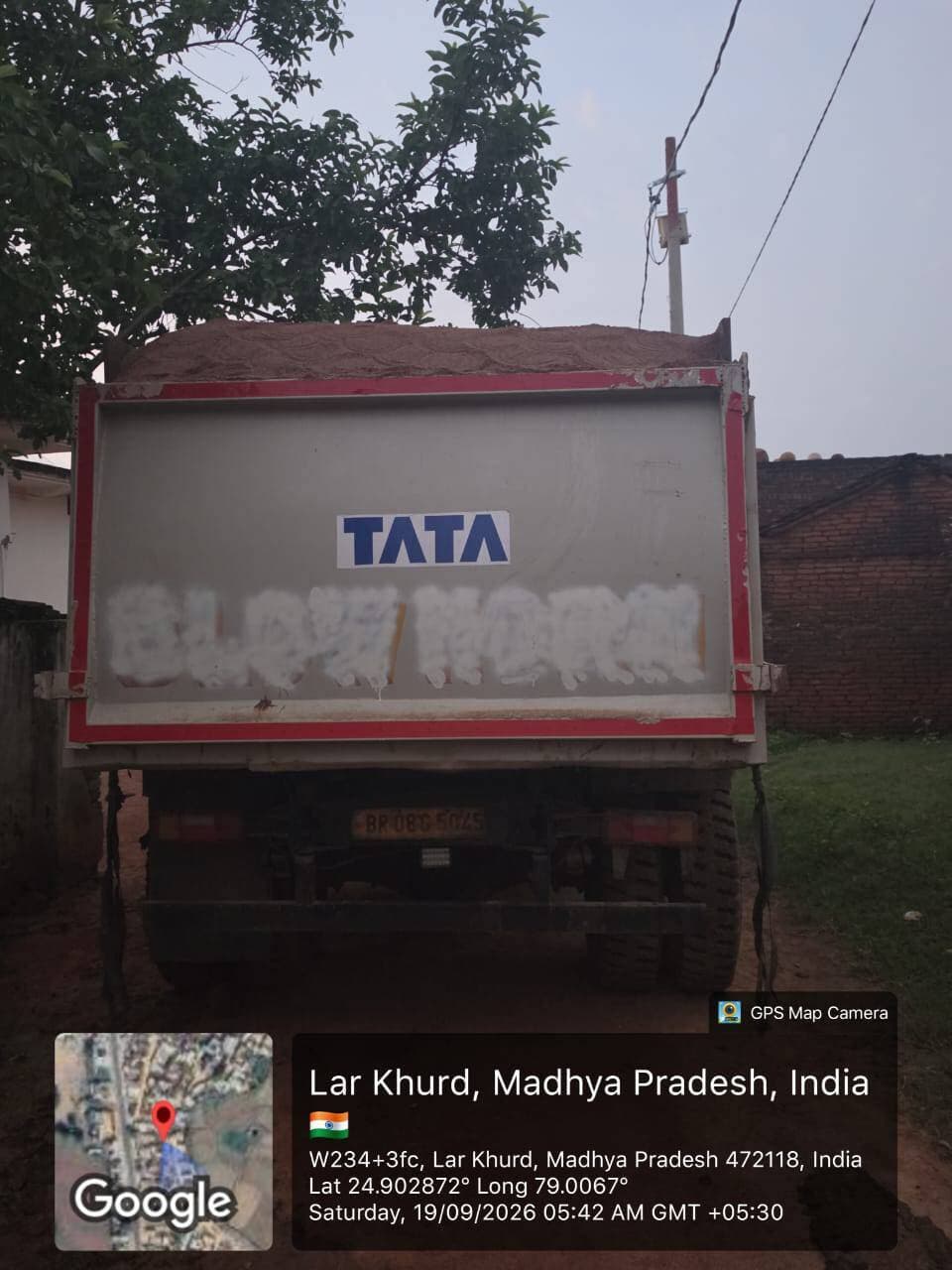 अवैध रेत एवं गिट्टी परिवहन के विरुद्ध खनिज विभाग की तड़के कार्रवाई
-
रेत से भरा डंपर एवं गिट्टी से भरी दो ट्रैक्टर-ट्रॉलियां जब्त
-
कलेक्टर श्री विवेक श्रोत्रिय के निर्देशन में जिले में अवैध खनन एवं खनिज के अवैध परिवहन के विरुद्ध खनिज विभाग द्वारा लगातार कार्रवाई की जा रही है। इसी क्रम में शनिवार को खनिज अधिकारी श्री विपुल रावत के नेतृत्व में खनिज अमले ने सुबह 4 बजे से जिले में निरीक्षण एवं जांच की कार्रवाई की।
निरीक्षण के दौरान लार खुर्द के पास खनिज दल को अवैध रूप से रेत से भरा एक डंपर परिवहन करते हुए मिला। खनिज दल द्वारा वाहन का पीछा किए जाने पर चालक डंपर को गांव के अंदर सकरी गली में खड़ा कर मौके से फरार हो गया। खनिज अमले ने कड़ी मशक्कत के बाद उक्त डंपर को जब्त कर मजना पुलिस चौकी की अभिरक्षा में सौंप दिया।
इसके पश्चात खनिज दल द्वारा बल्देवगढ़ क्षेत्र में जांच की गई। यहां अवैध रूप से गिट्टी का परिवहन करते हुए दो ट्रैक्टर-ट्रॉलियां पकड़ी गईं। दोनों वाहनों को जब्त कर बल्देवगढ़ पुलिस थाना की अभिरक्षा में रखा गया है।
खनिज विभाग द्वारा जब्त वाहनों के संबंध में नियमानुसार प्रकरण दर्ज कर अग्रिम कार्रवाई की जा रही है। विभाग ने स्पष्ट किया है कि जिले में अवैध खनन, भंडारण एवं परिवहन के विरुद्ध कार्रवाई निरंतर जारी रहेगी।
#JansamparkMP
#Jansamparktikamgarh
#tikamgarh