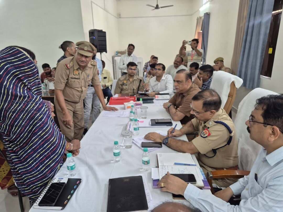 सम्पूर्ण समाधान दिवस में डीएम-एसपी ने सुनीं फरियादियों की समस्याएं
62 शिकायतों में 07 का मौके पर निस्तारण, डीएम बोले—शिकायतकर्ता की संतुष्टि ही वास्तविक समाधान की कसौटी
उरई/जालौन। तहसील कोंच में आयोजित सम्पूर्ण समाधान दिवस में जिलाधिकारी समीर एवं पुलिस अधीक्षक विनय कुमार सिंह ने दूर-दराज क्षेत्रों से पहुंचे फरियादियों की समस्याएं गंभीरता और संवेदनशीलता के साथ सुनीं। अधिकारियों ने संबंधित विभागों के अधिकारियों को शिकायतों का समयबद्ध, निष्पक्ष एवं गुणवत्तापूर्ण निस्तारण सुनिश्चित करने के निर्देश दिए।
सम्पूर्ण समाधान दिवस में कुल 62 शिकायतें प्राप्त हुईं, जिनमें से 07 शिकायतों का मौके पर ही निस्तारण किया गया। शेष शिकायतों को संबंधित विभागों को सौंपते हुए निर्धारित समयसीमा में प्रभावी कार्रवाई के निर्देश दिए गए।
जिलाधिकारी समीर ने अधिकारियों को निर्देशित किया कि शिकायतों का निस्तारण केवल कागजी कार्रवाई तक सीमित न रहे, बल्कि शिकायतकर्ता को वास्तविक राहत मिलनी चाहिए। उन्होंने कहा कि शिकायतकर्ता की संतुष्टि ही शिकायत के वास्तविक निस्तारण की कसौटी है। उन्होंने अधिकारियों से कहा कि निस्तारण के बाद शिकायतकर्ता से संपर्क कर यह भी सुनिश्चित किया जाए कि की गई कार्रवाई से वह संतुष्ट है अथवा नहीं।
डीएम ने शिकायतों के रैंडम सत्यापन पर भी विशेष जोर दिया। उन्होंने कहा कि इससे यह पता लगाया जा सकेगा कि शिकायत का वास्तव में समाधान हुआ है या केवल अभिलेखों में निस्तारण दर्शाया गया है। जिन मामलों में मौके पर जांच आवश्यक हो, उनमें अधिकारी स्वयं अथवा सक्षम टीम के माध्यम से स्थल निरीक्षण कर वास्तविक स्थिति का परीक्षण करें और नियमानुसार कार्रवाई सुनिश्चित करें।
उन्होंने कहा कि कई जनसमस्याओं का समाधान किसी एक विभाग के स्तर से संभव नहीं होता। ऐसे मामलों में संबंधित विभाग आपसी समन्वय और संयुक्त प्रयास से प्रभावी समाधान सुनिश्चित करें। विशेष रूप से भूमि विवादों में राजस्व एवं पुलिस विभाग की संयुक्त टीम मौके पर पहुंचकर स्थिति का परीक्षण करे और नियमानुसार कार्रवाई करे।
जिलाधिकारी ने कहा कि जनसमस्याओं का त्वरित एवं गुणवत्तापूर्ण समाधान प्रशासन की सर्वोच्च प्राथमिकताओं में शामिल है। किसी भी शिकायत के निस्तारण में अनावश्यक देरी बर्दाश्त नहीं की जाएगी। अधिकारियों को प्रत्येक शिकायत को प्राथमिकता से लेते हुए निष्पक्ष एवं पारदर्शी कार्रवाई करने के निर्देश दिए गए।
वहीं, पुलिस अधीक्षक विनय कुमार सिंह ने पुलिस विभाग से संबंधित शिकायतों को गंभीरता से सुना और संबंधित पुलिस अधिकारियों को आवश्यक निर्देश दिए। उन्होंने कहा कि प्रत्येक शिकायत का नियमानुसार परीक्षण कर प्रभावी कार्रवाई की जाए। राजस्व से जुड़े विवादों में संबंधित विभागों के साथ समन्वय स्थापित कर मौके पर समाधान सुनिश्चित करने के निर्देश भी दिए।
सम्पूर्ण समाधान दिवस में उप जिलाधिकारी अभिनव यादव, क्षेत्राधिकारी परमेश्वर, प्रभागीय वनाधिकारी प्रदीप कुमार, मुख्य चिकित्सा अधिकारी एच.एन. प्रसाद सहित संबंधित विभागों के अधिकारी मौजूद रहे।
District Magistrate/District Election Officer, Jalaun
